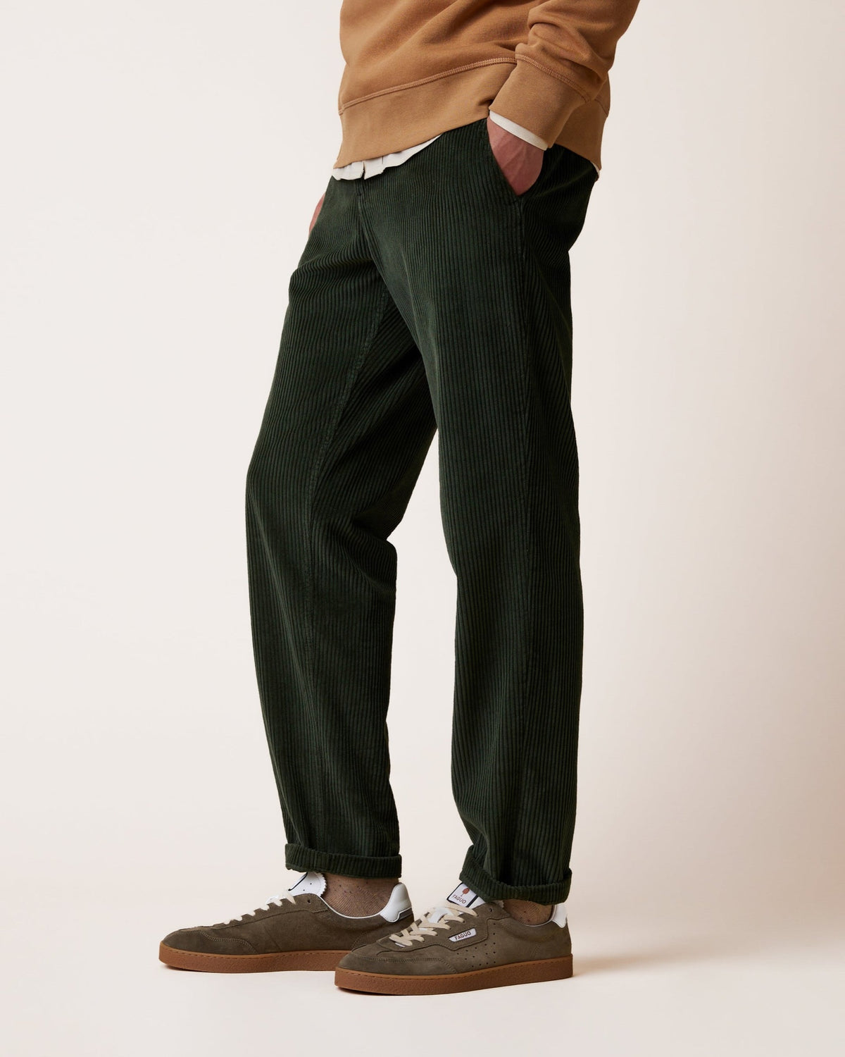 DREUILLE Pantalon en velours côtelé, taille élastique — FAGUO — Vert foncé — porté 4 | Appart 17 Bruxelles