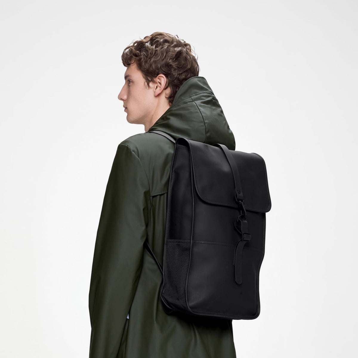 Backpack W3 — Rains — Black — porté | Appart 17 Bruxelles
