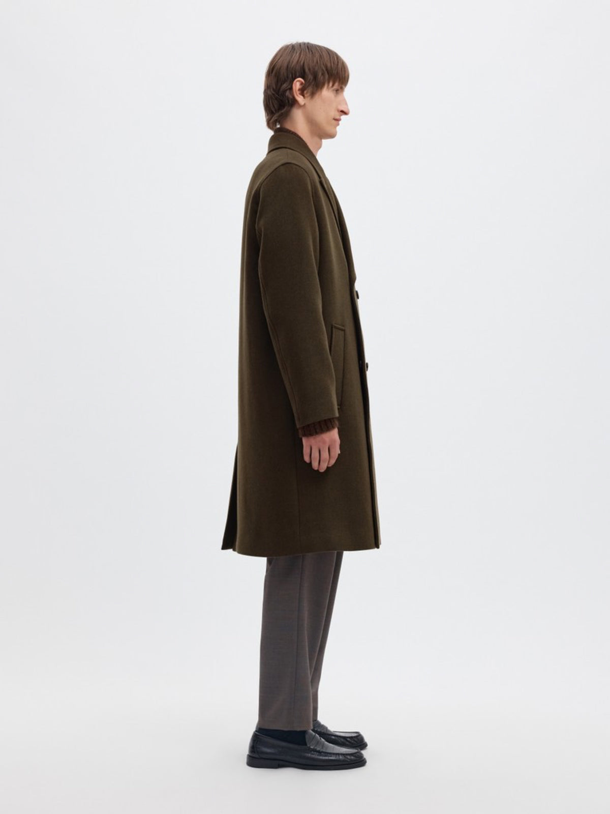 SLMSERGIO Manteau long croisé en laine recyclée Manteco — Selected Homme — Peat — porté, de profil 2 | Appart 17 Bruxelles
