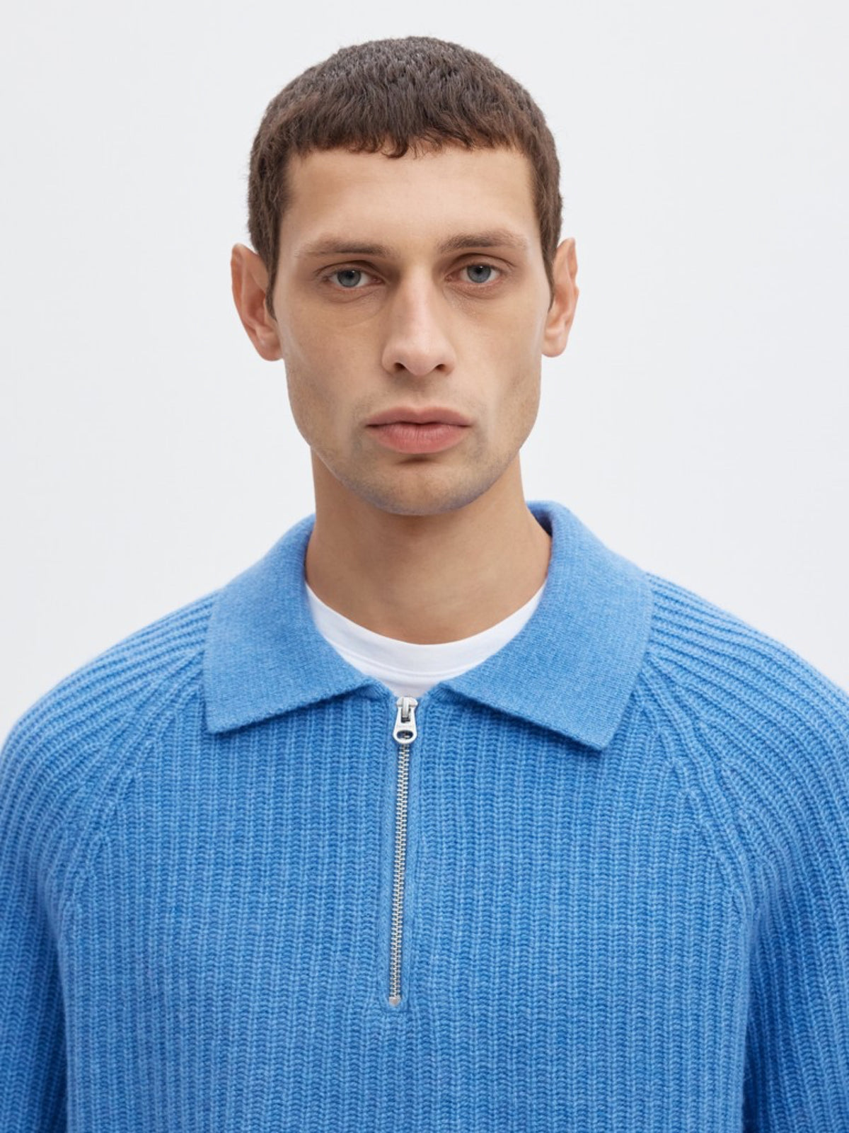 SLMBEN Pull col polo zippé en laine RWS — Selected Homme — Granada Sky — détail du col zippé, porté 5 | Appart 17 Bruxelles
