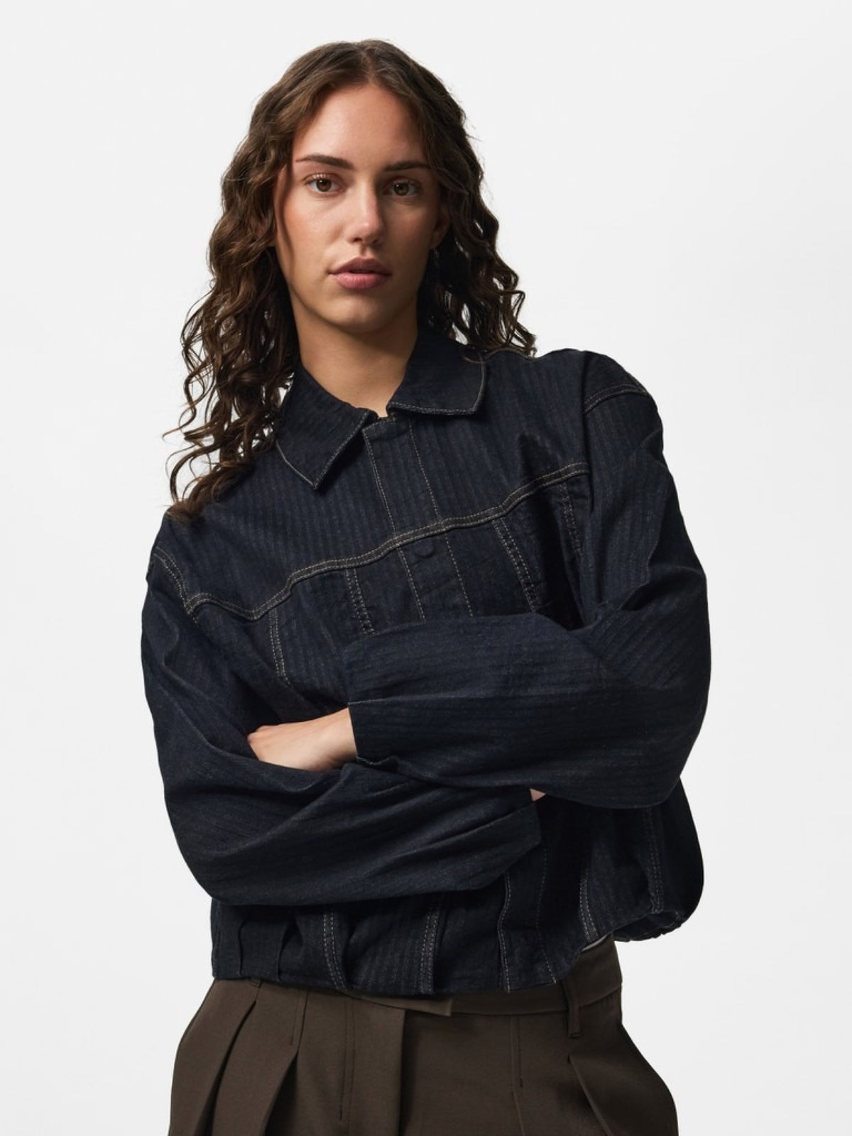 PCVALA Veste bomber en jean plissée à fines rayures — Pieces — Dark Blue Denim — porté, bras croisés 5 | Appart 17 Bruxelles