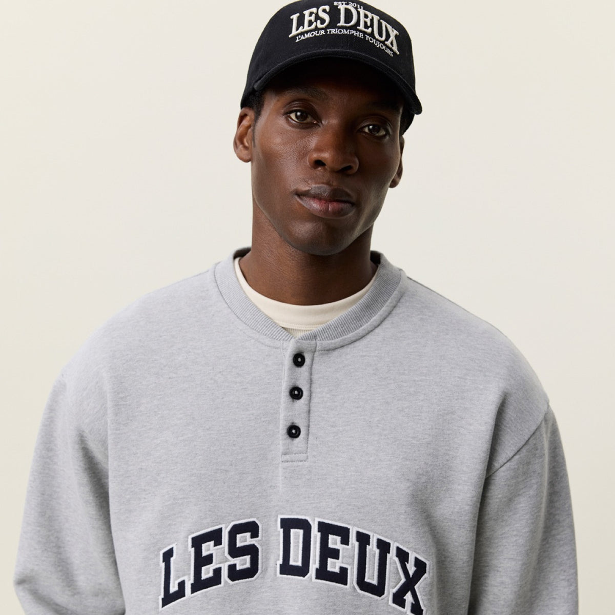 Half Buttoned Sweatshirt à patte boutonnée — Les Deux — Grey Melange — porté, de face | Appart 17 Bruxelles