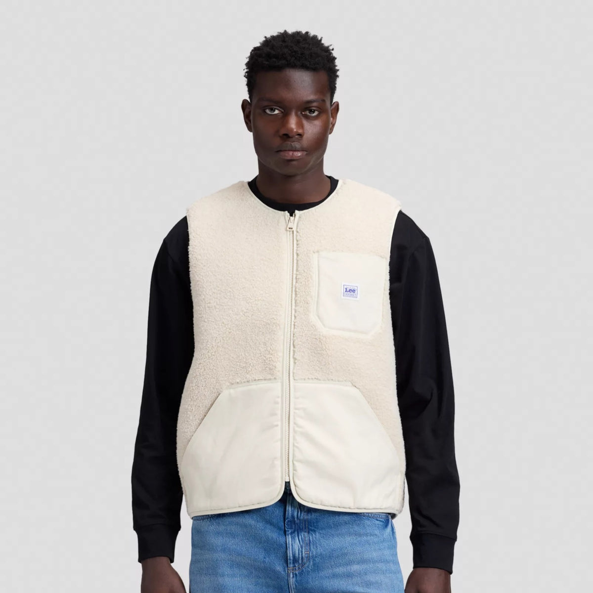 WORKWEAR Gilet sans manches zippé en sherpa, poches en toile — Lee — Warm Ecru — porté, de face | Appart 17 Bruxelles