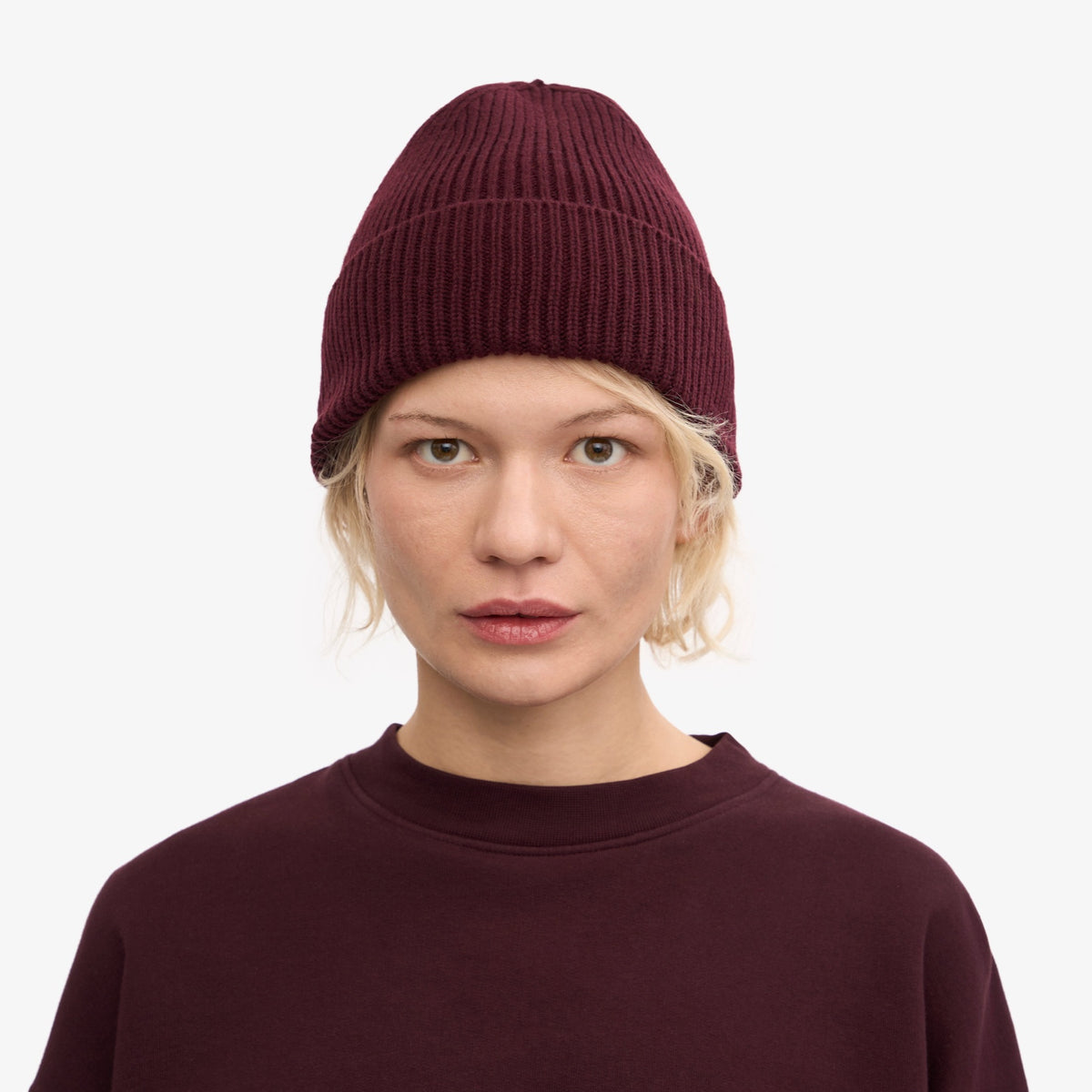Colorful Standard Merino Wool Beanie Bonnet laine mérinos recyclée — Colorful Standard — Oxblood Red — porté, vue de face | Appart 17 Bruxelles