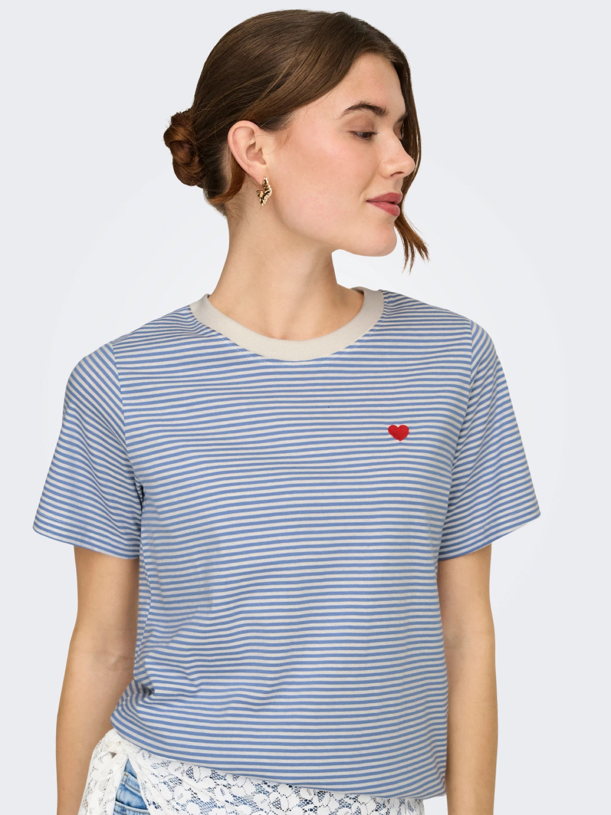 JDYPISA T-shirt col rond en coton bio à imprimé — JDY — Ebb And Flow / Cloud Dancer Stripes — détail | Appart 17 Bruxelles