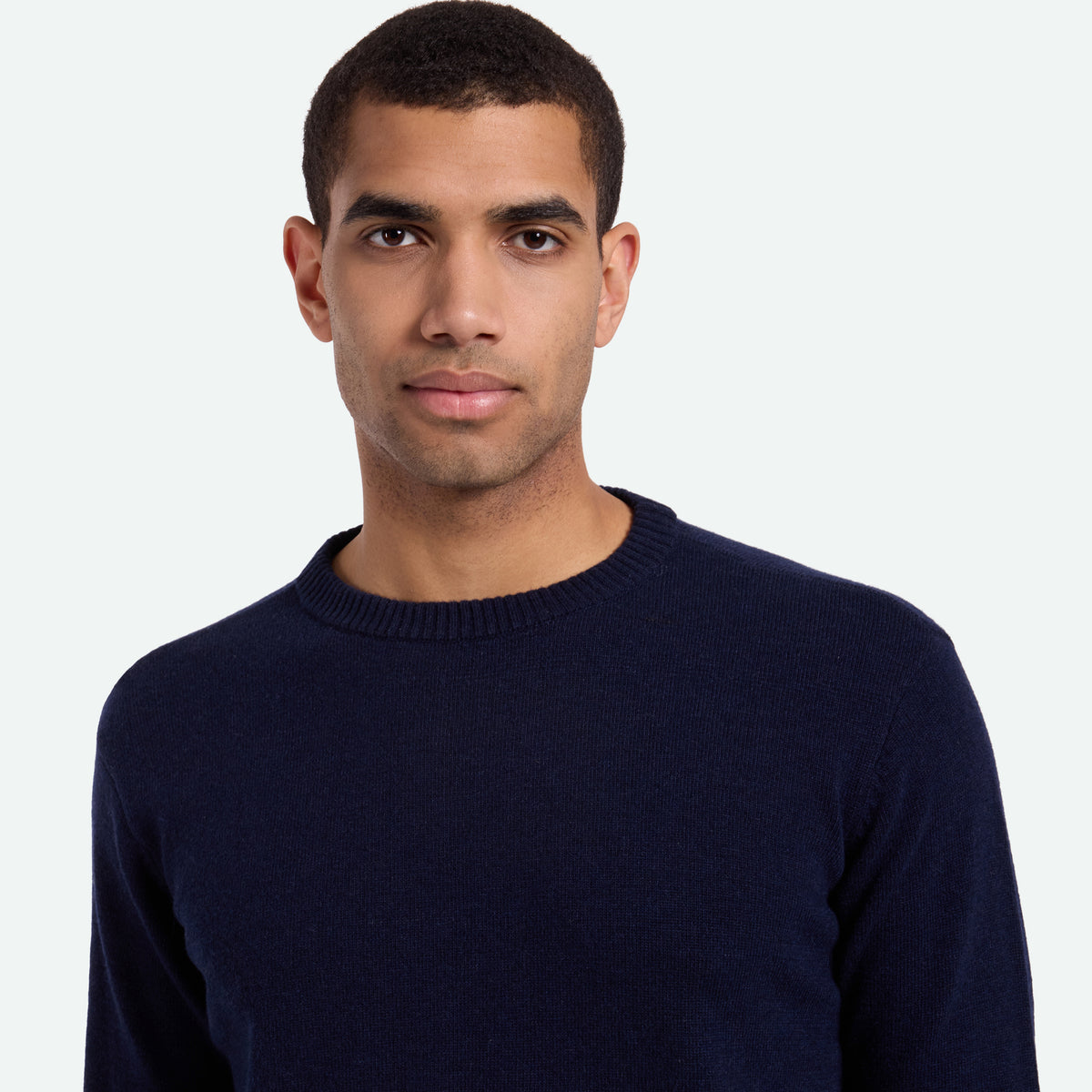 ROLAND Pull col rond en laine d'agneau — Minimum — Navy Blazer — porté, vue de face | Appart 17 Bruxelles