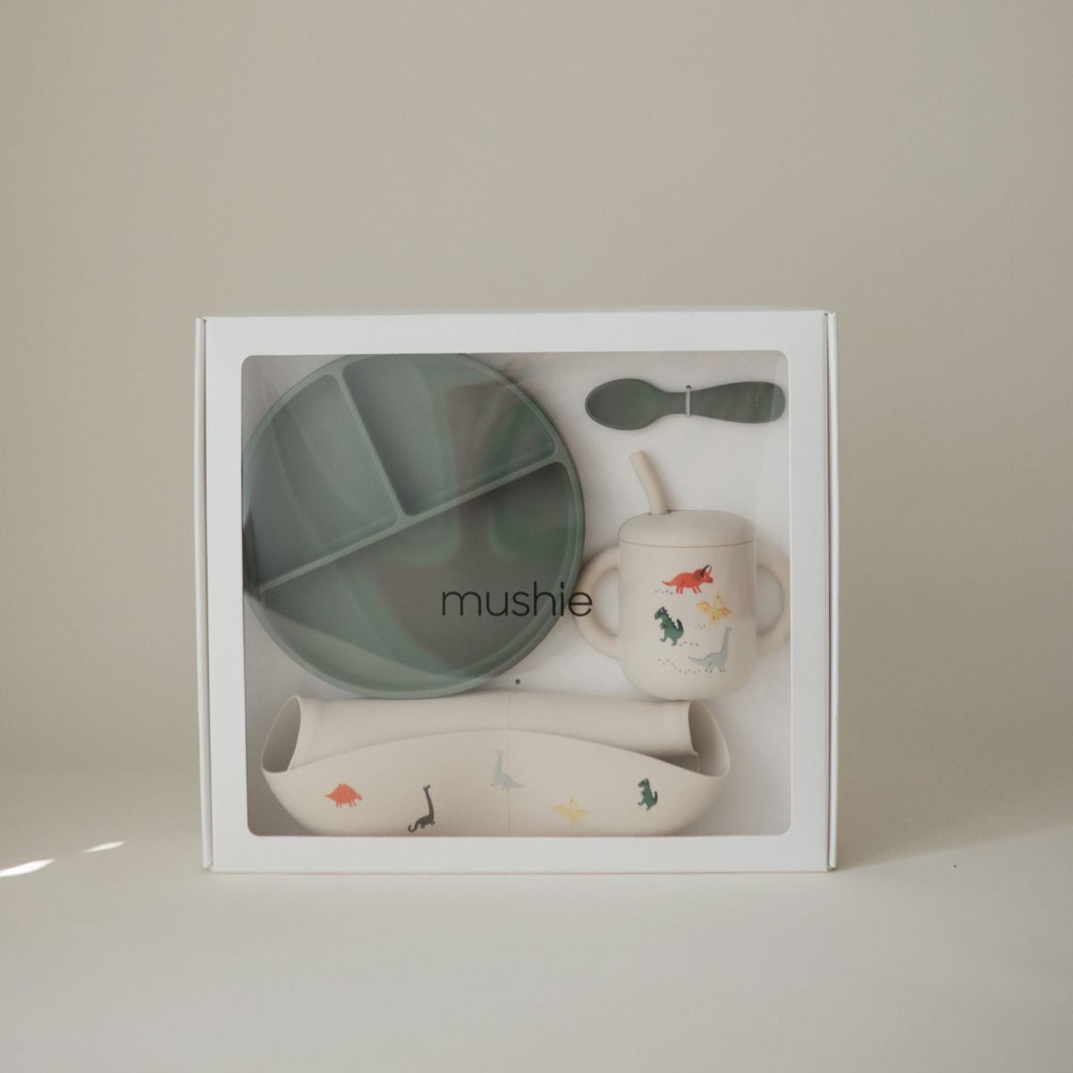 Coffret repas bébé en silicone — Mushie — Dino — mise en situation 2 | Appart 17 Bruxelles