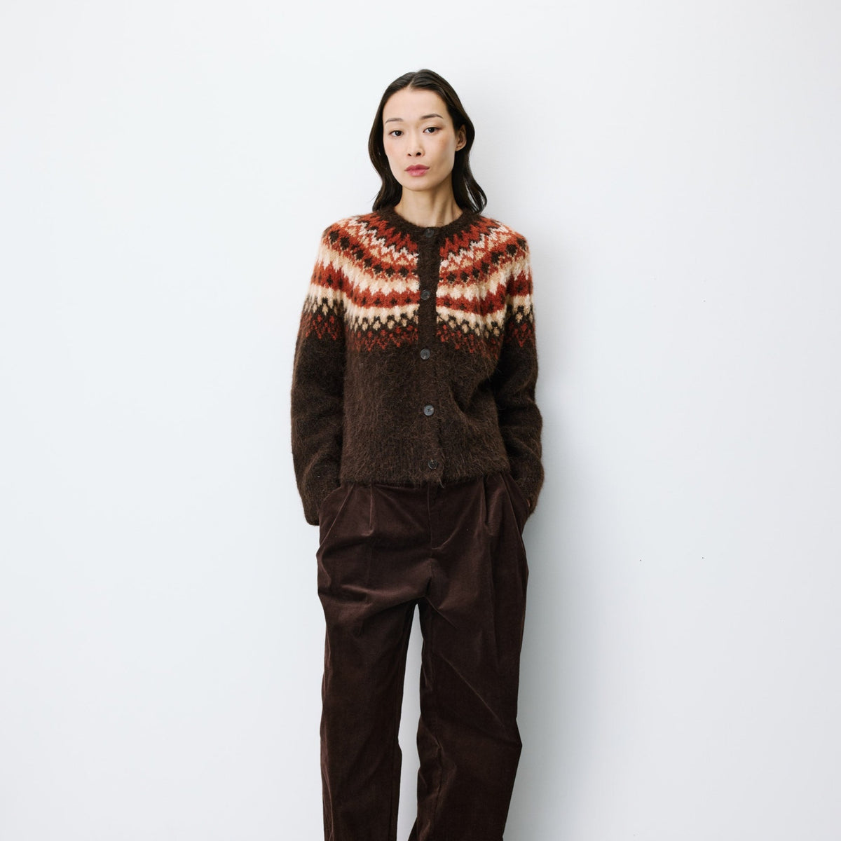 Alekio Cardigan jacquard nordique — Grace & Mila — Chocolat — porté, en pied | Appart 17 Bruxelles