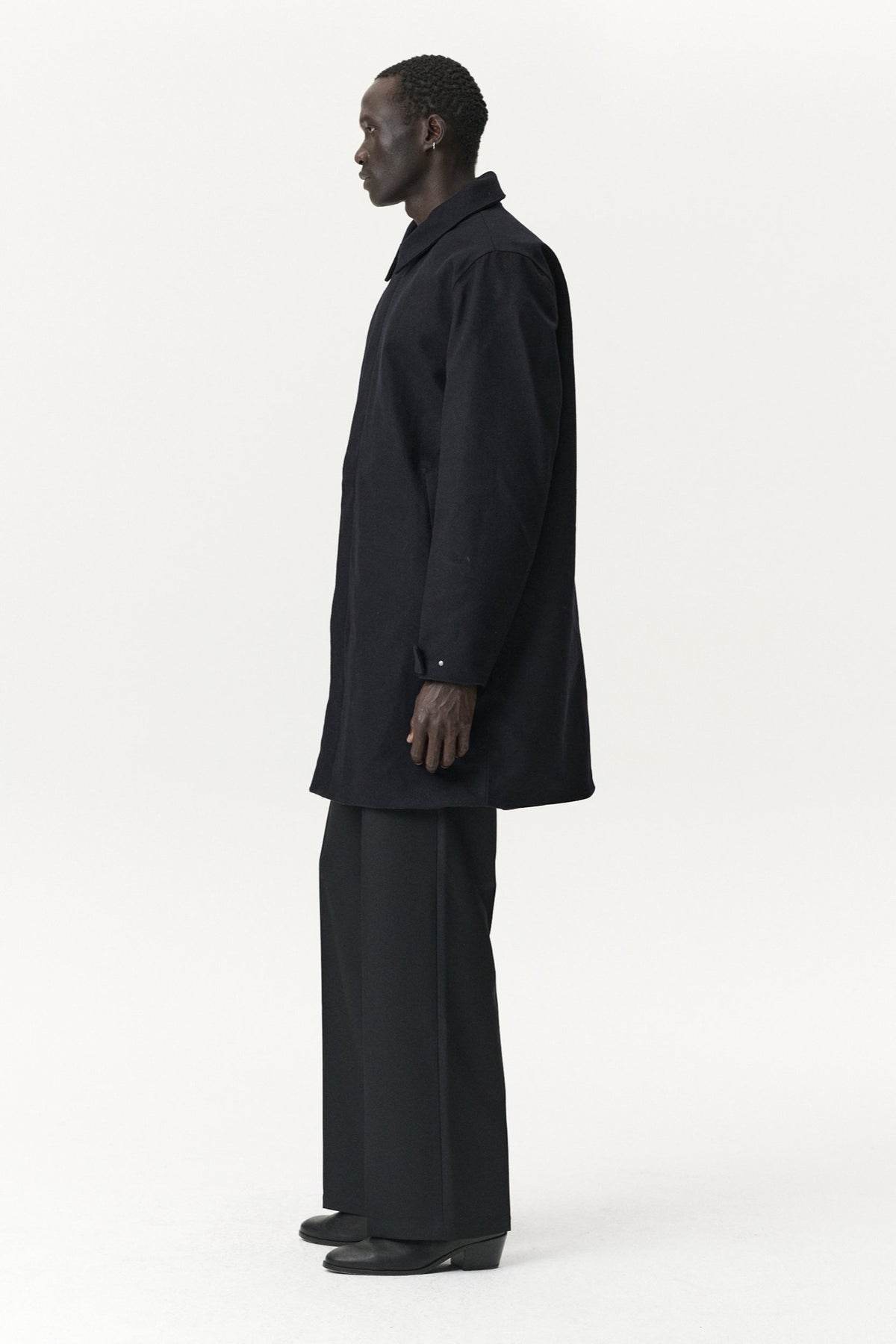 Welter Shelter LONG DONG Manteau imperméable en techwool isolé — Welter Shelter — Navy — porté de profil 2 | Appart 17 Bruxelles
