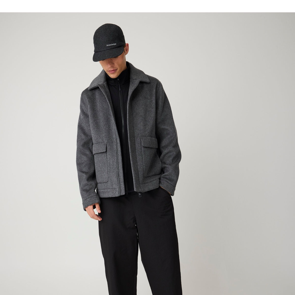 Veste Wool en laine recyclée col chemise — KnowledgeCotton Apparel — Gris foncé chiné — porté | Appart 17 Bruxelles