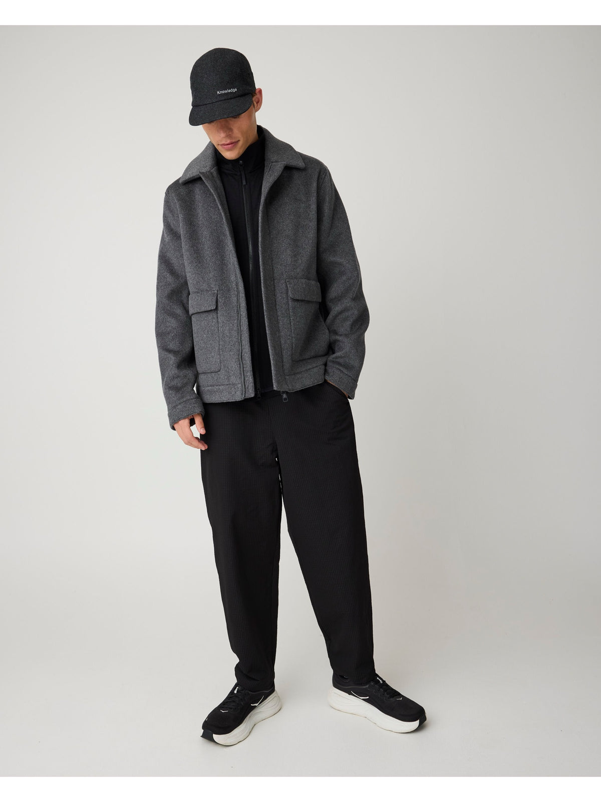 Veste Wool en laine recyclée col chemise — KnowledgeCotton Apparel — Gris foncé chiné — porté | Appart 17 Bruxelles