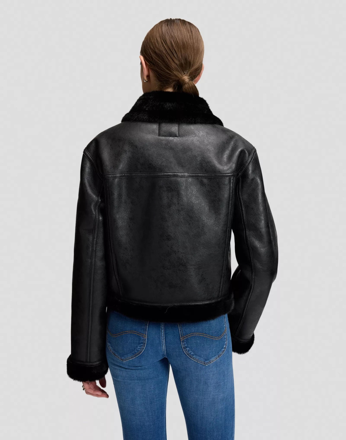 AVIATOR Blouson aviateur court femme effet cuir, col en peluche à boucle — Lee — Black — porté, de dos 2 | Appart 17 Bruxelles