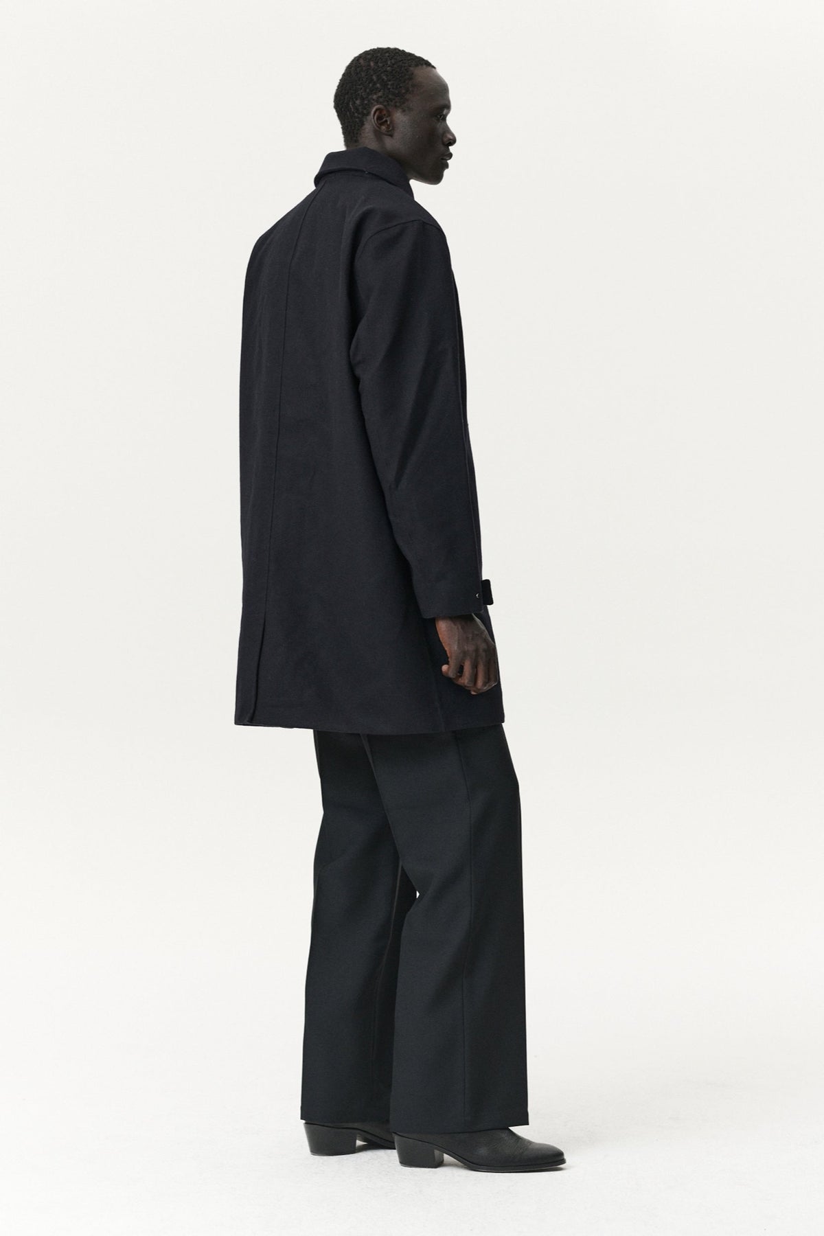 Welter Shelter LONG DONG Manteau imperméable en techwool isolé — Welter Shelter — Navy — porté de profil, dos 5 | Appart 17 Bruxelles