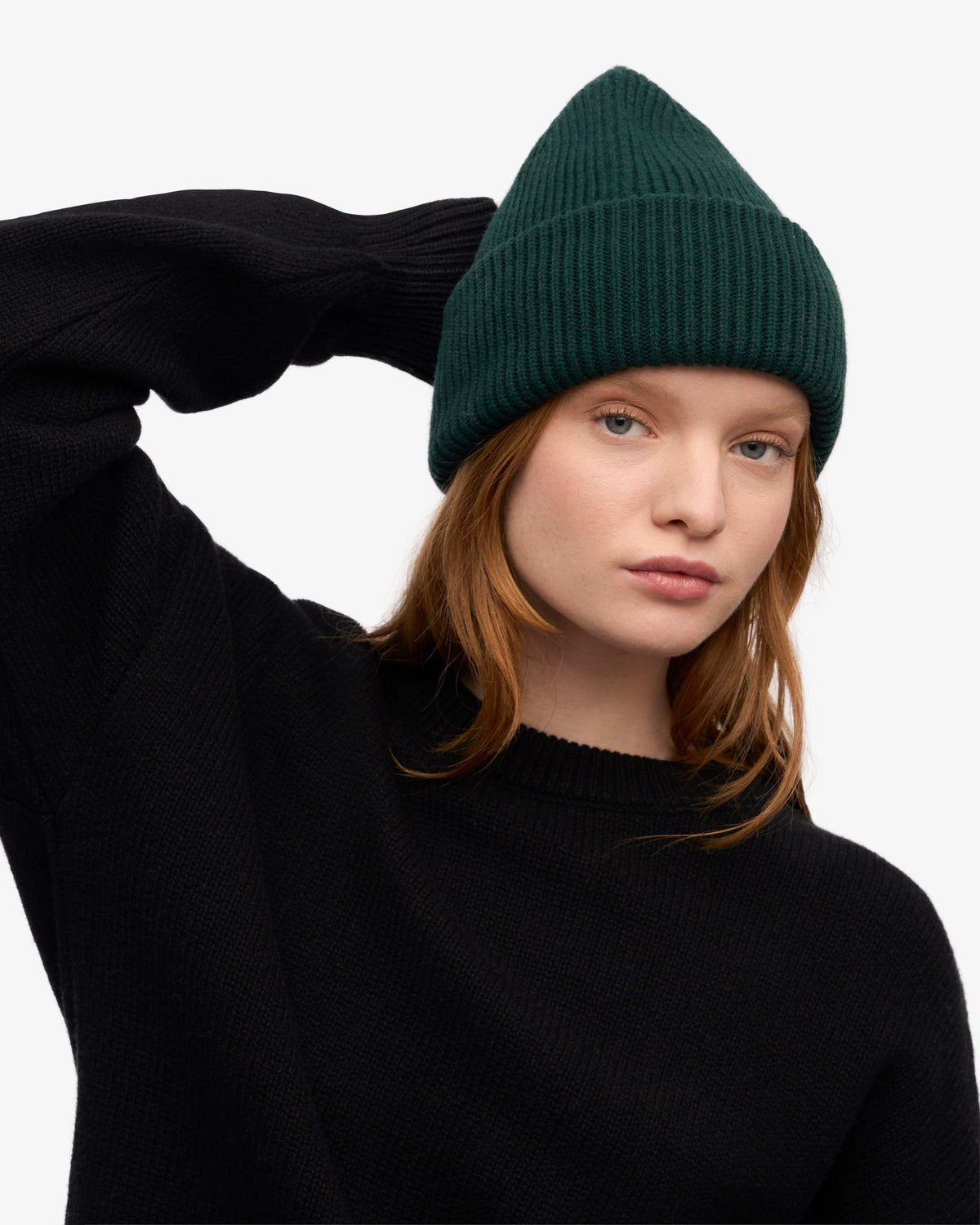 Colorful Standard Merino Wool Hat Bonnet côtelé à large revers laine mérinos — Colorful Standard — Emerald Green — porté en pied 2 | Appart 17 Bruxelles