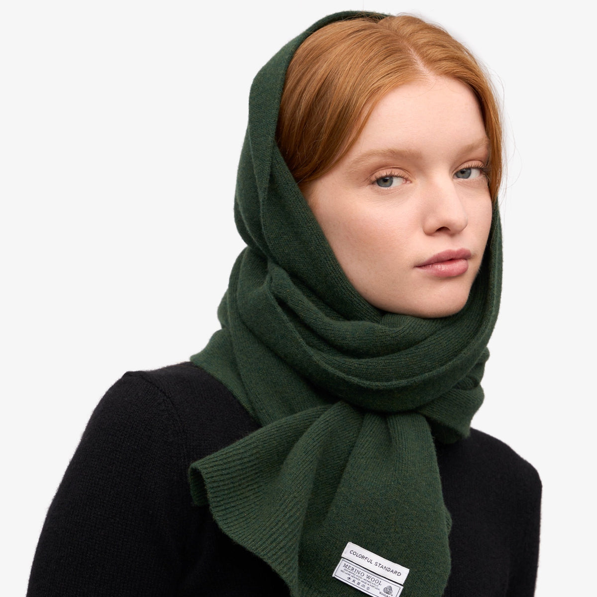 Colorful Standard Merino Wool Scarf Écharpe laine mérinos recyclée — Colorful Standard — Emerald Green — porté, vue de face | Appart 17 Bruxelles