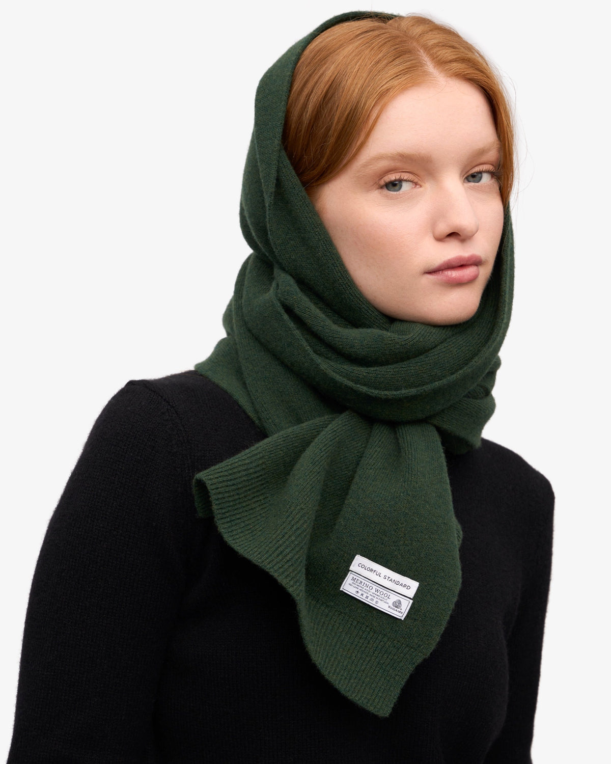 Colorful Standard Merino Wool Scarf Écharpe laine mérinos recyclée — Colorful Standard — Emerald Green — porté, vue de face | Appart 17 Bruxelles