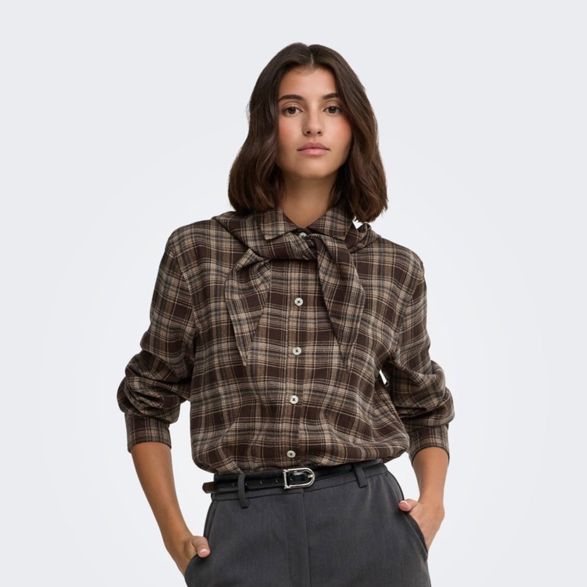 JDYELODY Chemise à carreaux avec foulard attaché — JDY — Coffee Bean Checks — porté, de face | Appart 17 Bruxelles