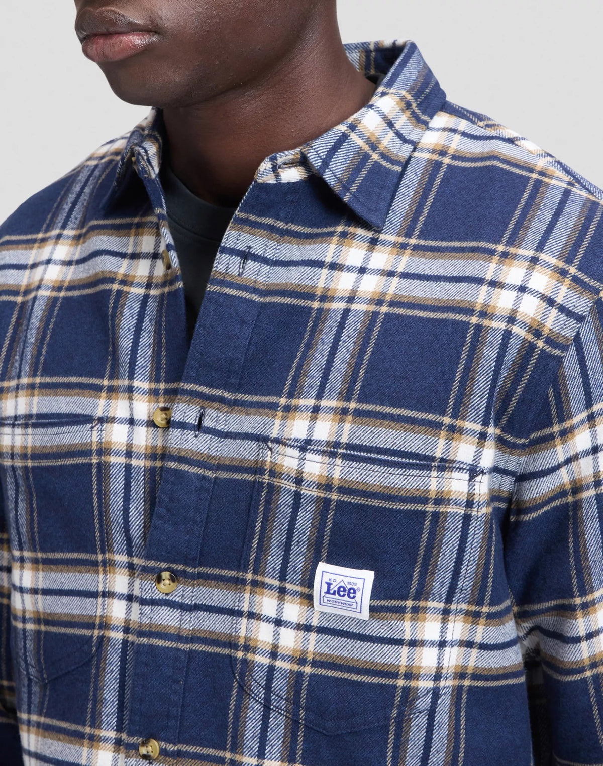WORKWEAR Surchemise 2.0 en flanelle de coton régénératif — Lee — Insignia Blue — détail du tissu et de l'étiquette 5 | Appart 17 Bruxelles
