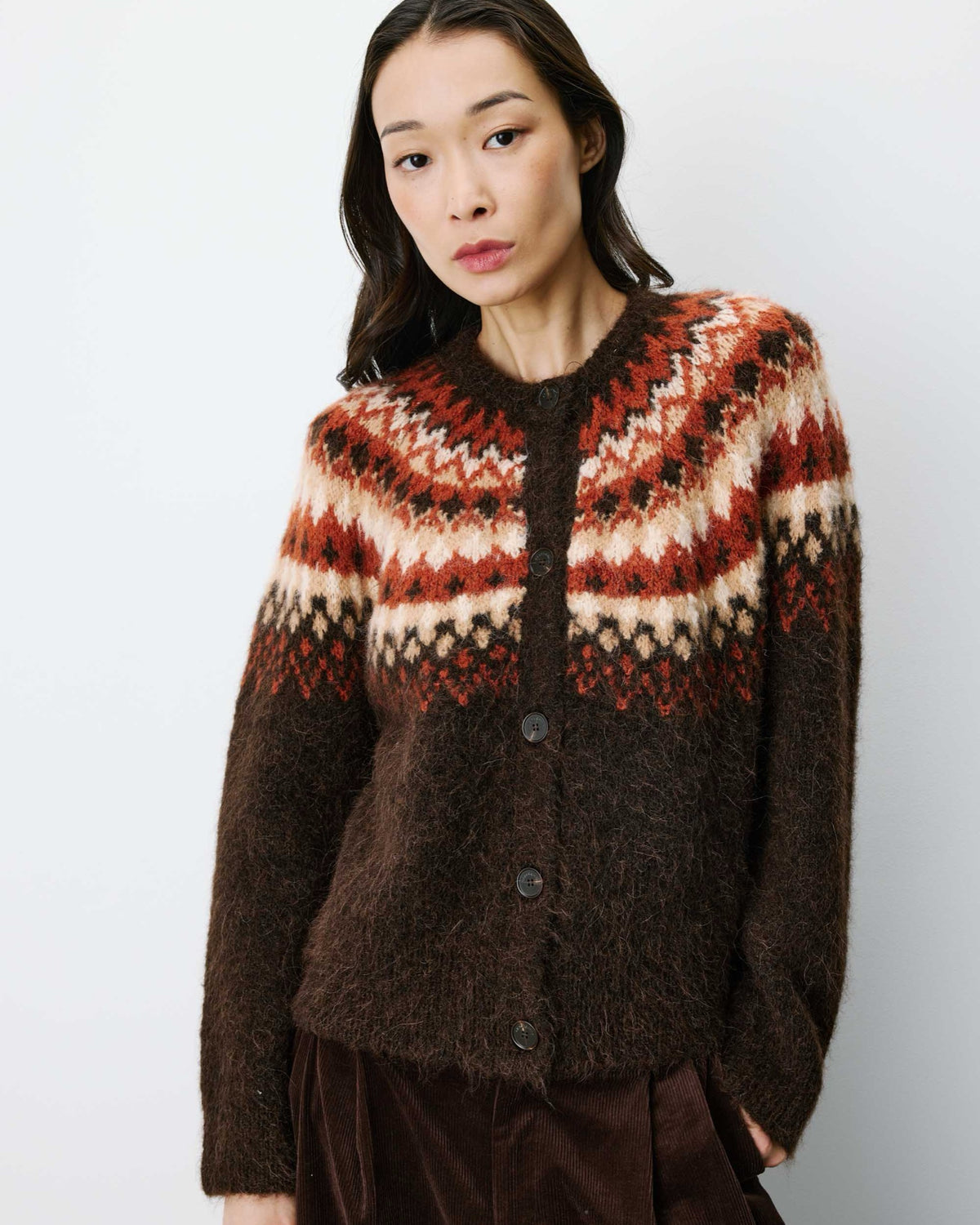 Alekio Cardigan jacquard nordique — Grace & Mila — Chocolat — porté, de face 2 | Appart 17 Bruxelles