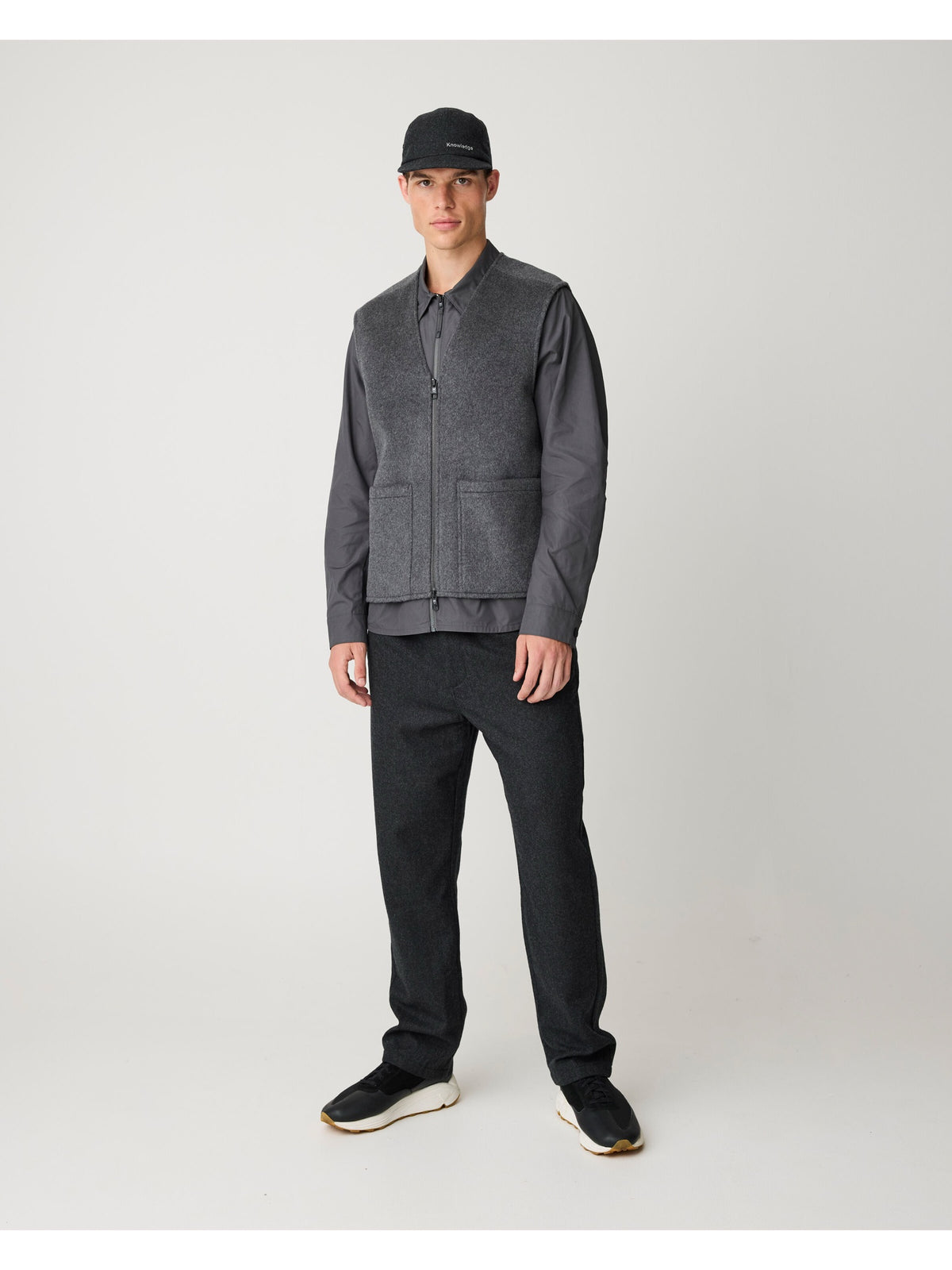 Veste Wool en laine recyclée col chemise — KnowledgeCotton Apparel — Gris foncé chiné — porté 2 | Appart 17 Bruxelles
