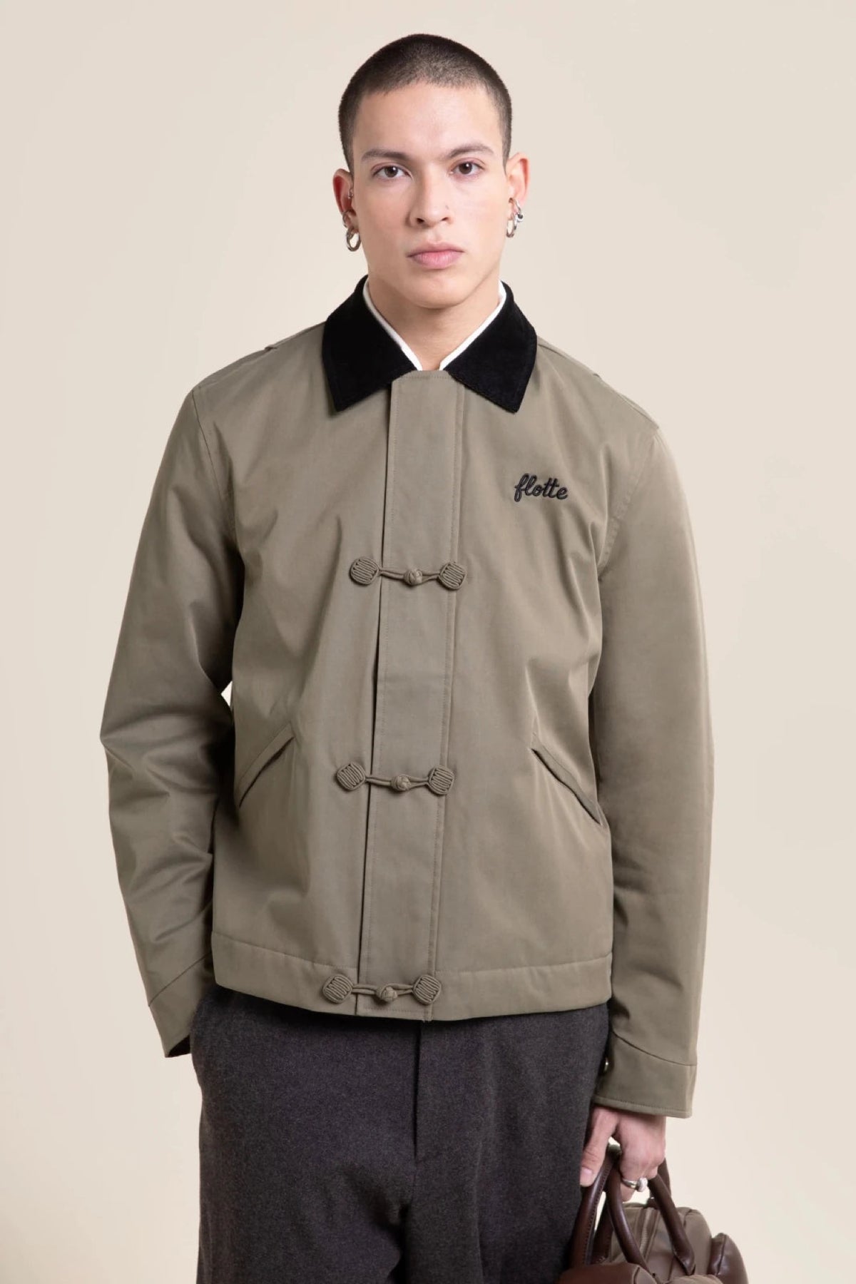 Flotte CARNOT Veste imperméable à brandebourgs — Flotte — Kaki — porté, buste 4 | Appart 17 Bruxelles