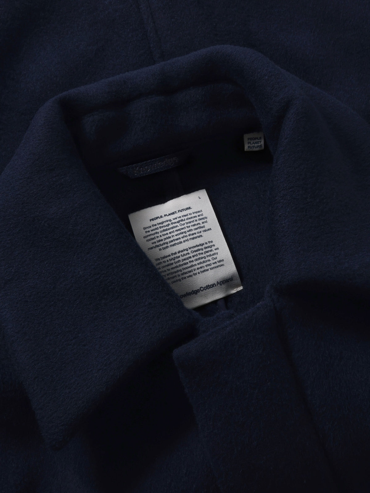 Veste Wool en laine recyclée col chemise — KnowledgeCotton Apparel — Night Sky — gros plan matière 4 | Appart 17 Bruxelles