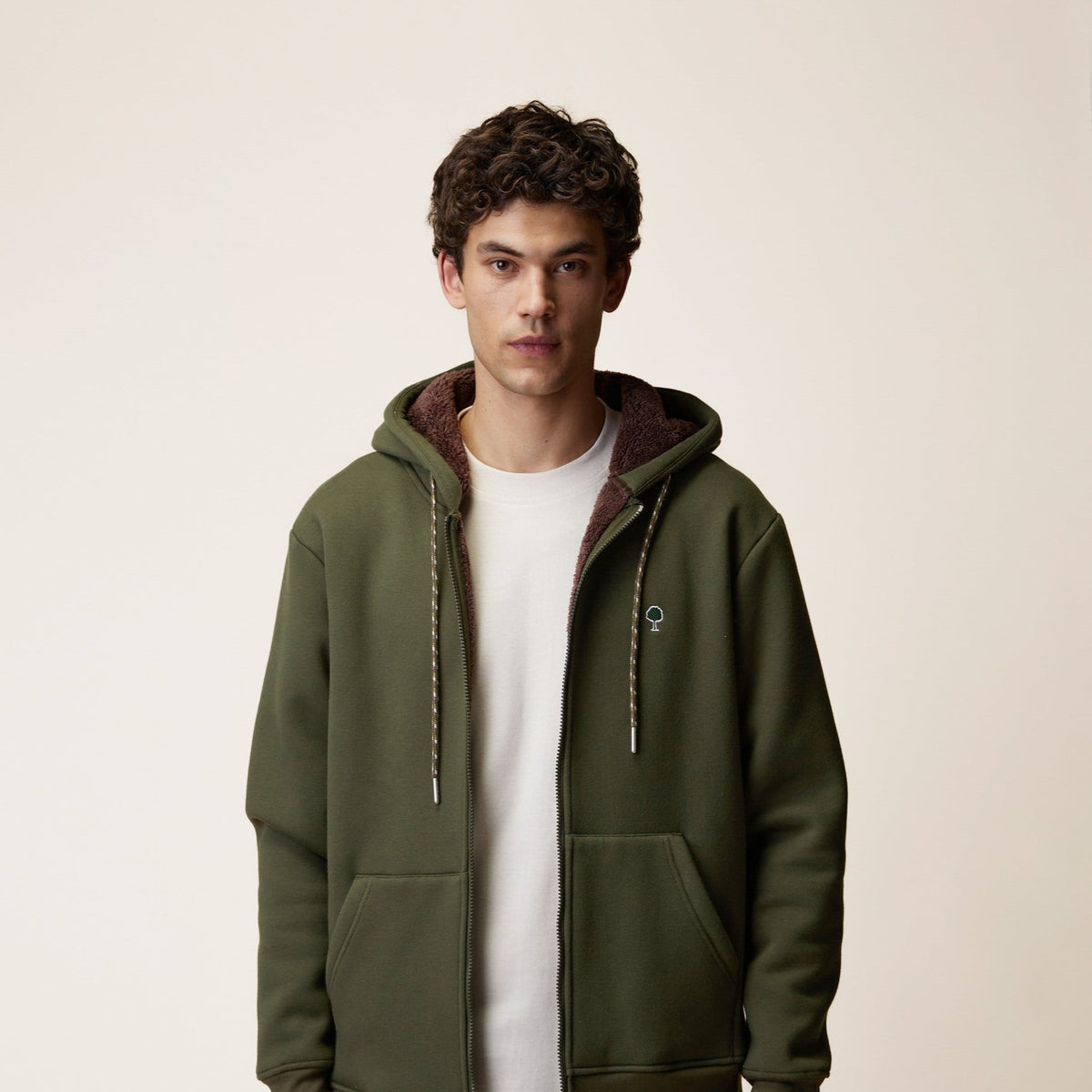 MEYGAL Sweat zippé à capuche doublé sherpa — FAGUO — Kaki — porté | Appart 17 Bruxelles