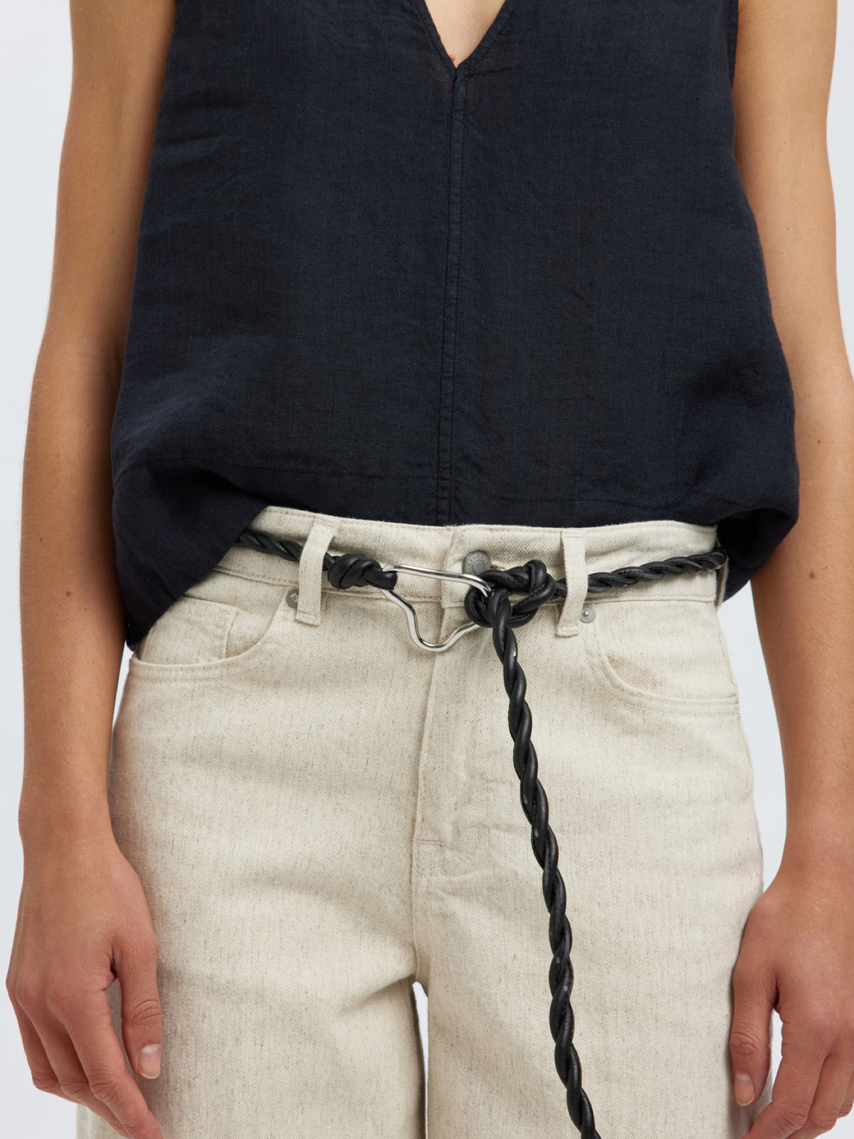 SLFTAIA Ceinture cordelière en cuir tressé à nouer — Selected Femme — Black — porté, détail à la taille 2 | Appart 17 Bruxelles