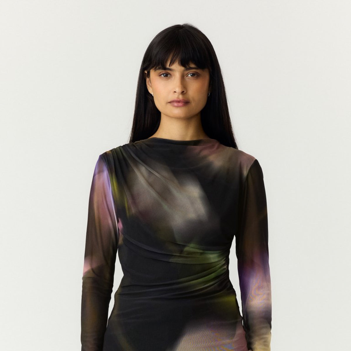 YASSHAMA Top en mesh imprimé all-over, col rond — YAS — Black AOP — porté | Appart 17 Bruxelles
