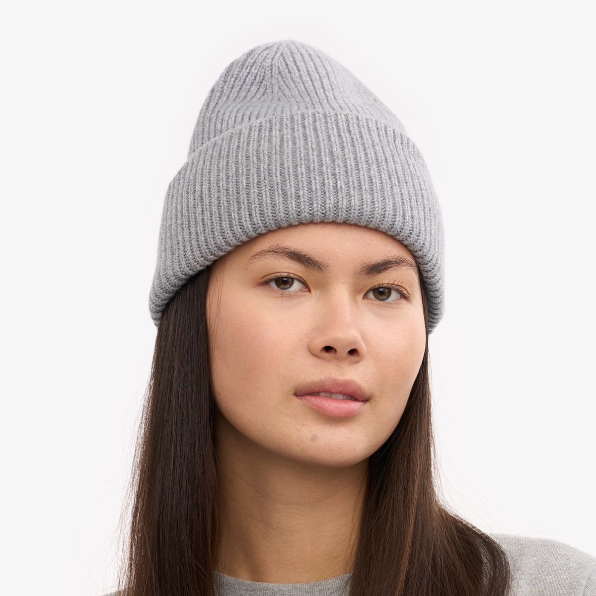 Colorful Standard Merino Wool Hat Bonnet côtelé à large revers laine mérinos — Colorful Standard — Heather Grey — porté, vue de face | Appart 17 Bruxelles