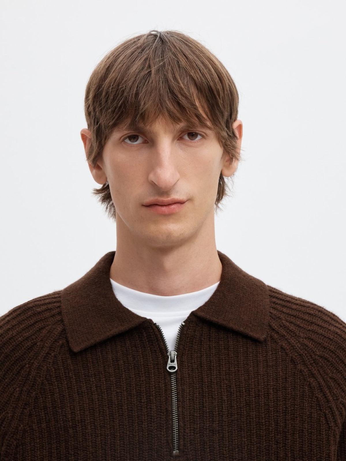 SLMBEN Pull col polo zippé en laine RWS — Selected Homme — Delicioso — détail du col zippé, porté 5 | Appart 17 Bruxelles