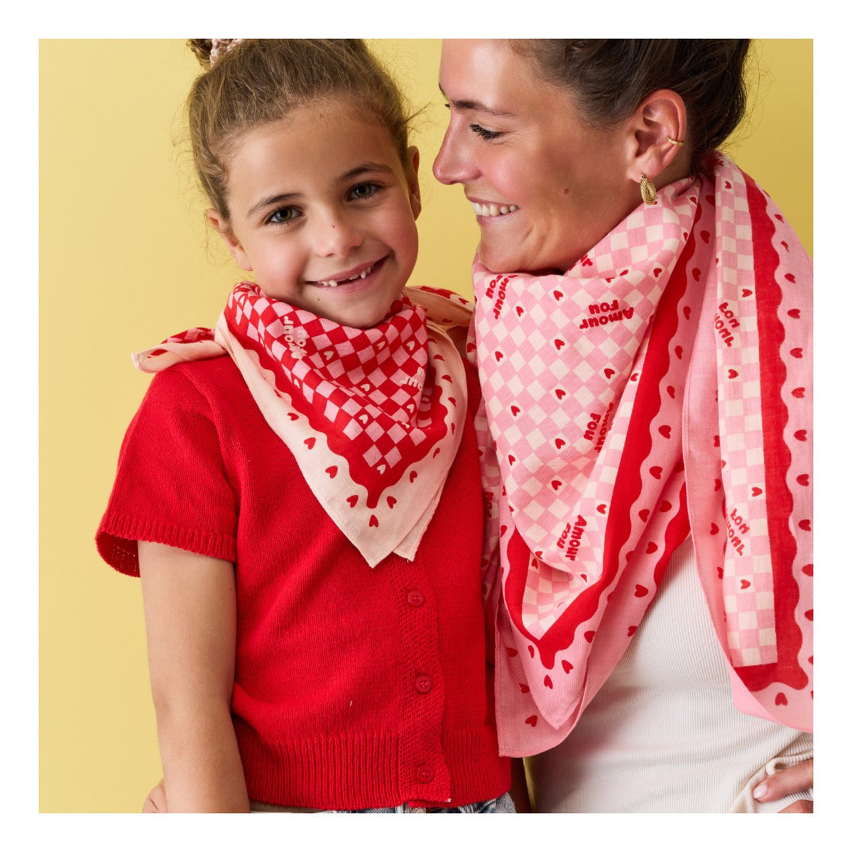 Foulard enfant 55 cm × Cha Cha Pop — Atelier Wagram — Amour fou beige et rouge — autre vue 6 | Appart 17 Bruxelles