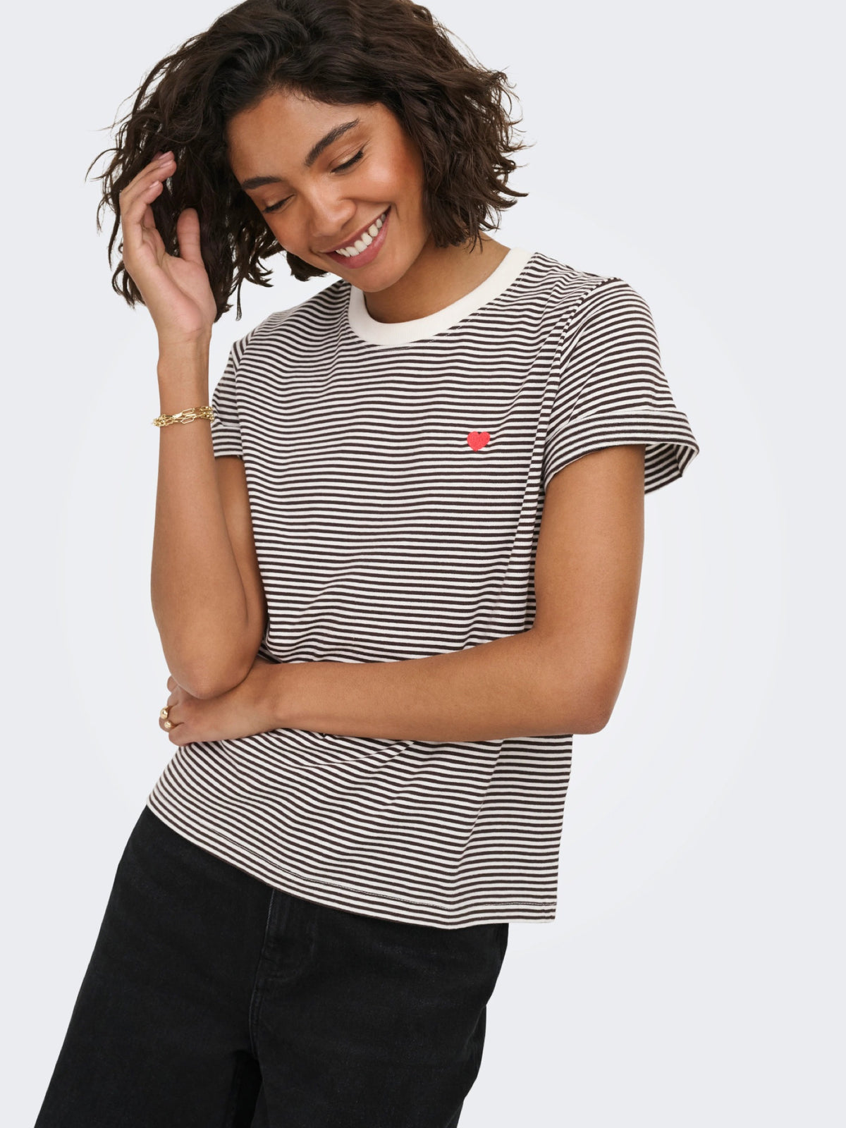 JDYPISA T-shirt col rond en coton bio à imprimé — JDY — Cloud Dancer / Chocolate Torte Stripes — détail | Appart 17 Bruxelles