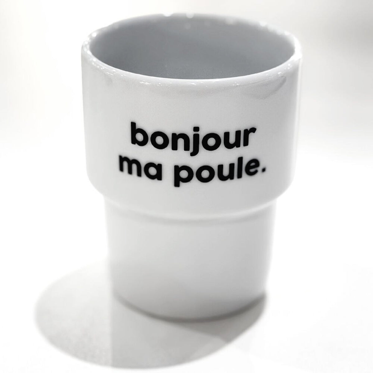 Félicie Aussi Gobelet « Bonjour ma poule » en porcelaine — Felicie Aussi — Bonjour ma poule — photo produit | Appart 17 Bruxelles