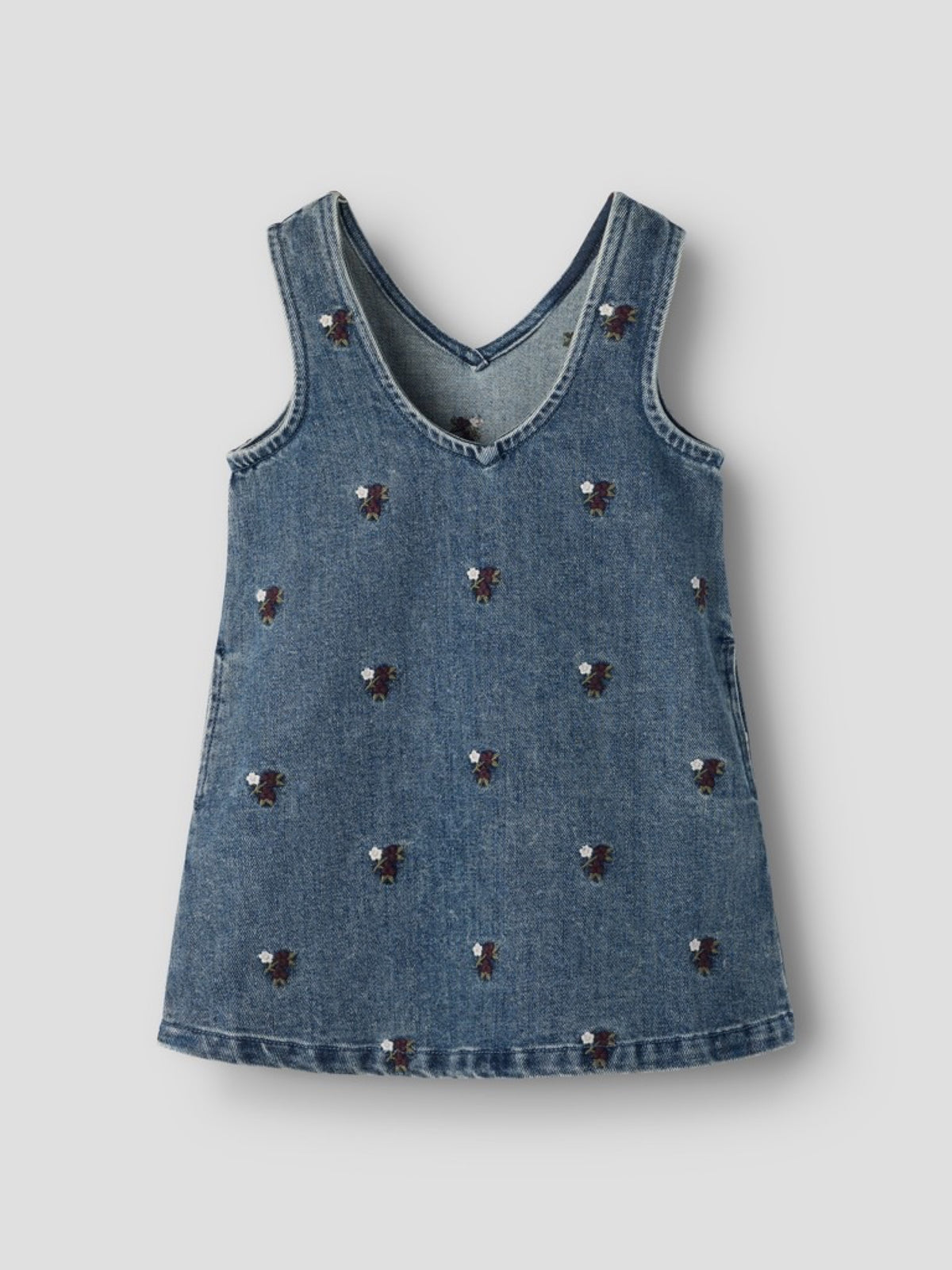 NMFROBERTA Robe chasuble en jean brodée de fleurs fille — Lil' Atelier — Dark Blue Denim — packshot, de dos (fond gris) 5 | Appart 17 Bruxelles