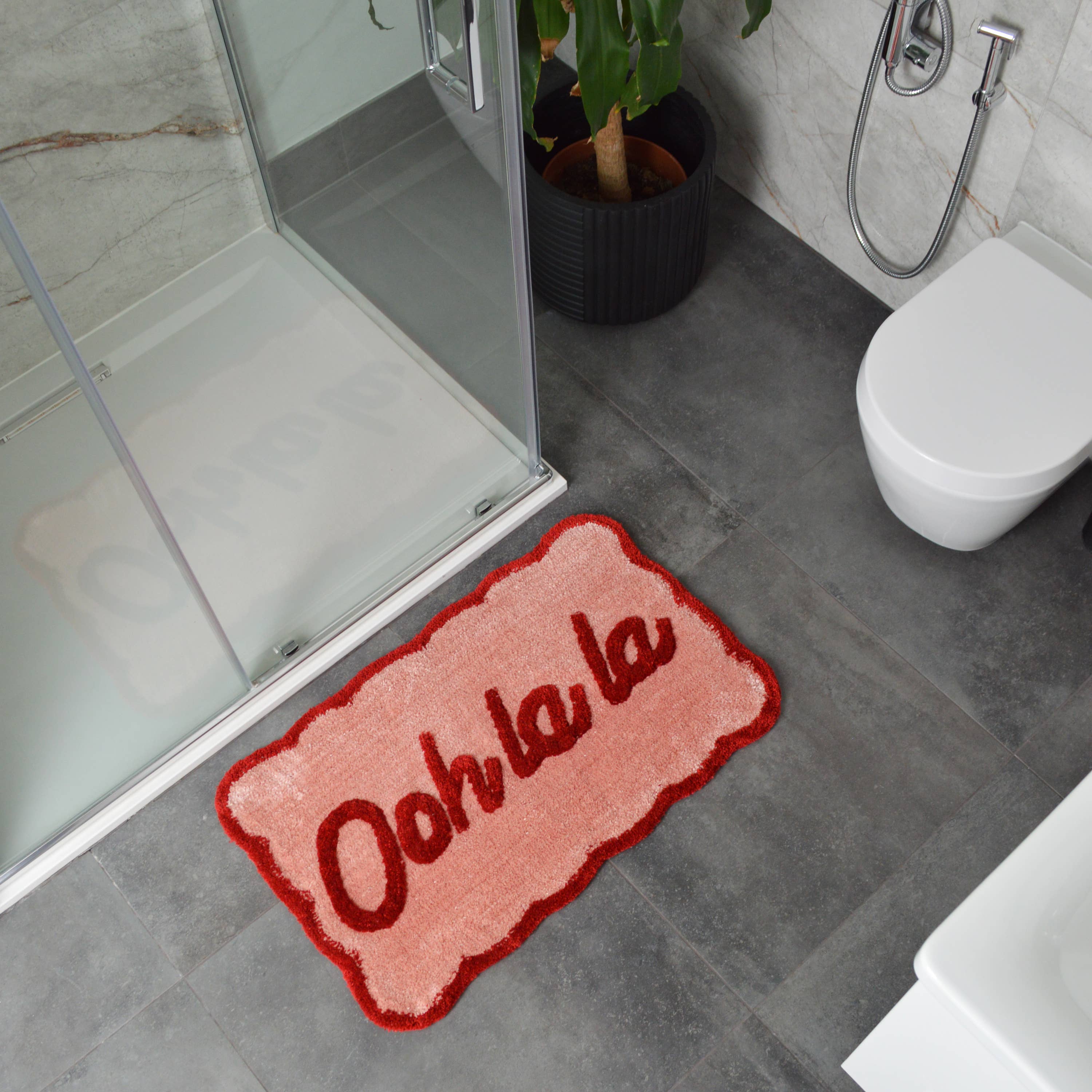 Tapis de bain « Ooh La La » festonné — Rose & rouge — vue 9, Rose & rouge | Appart 17