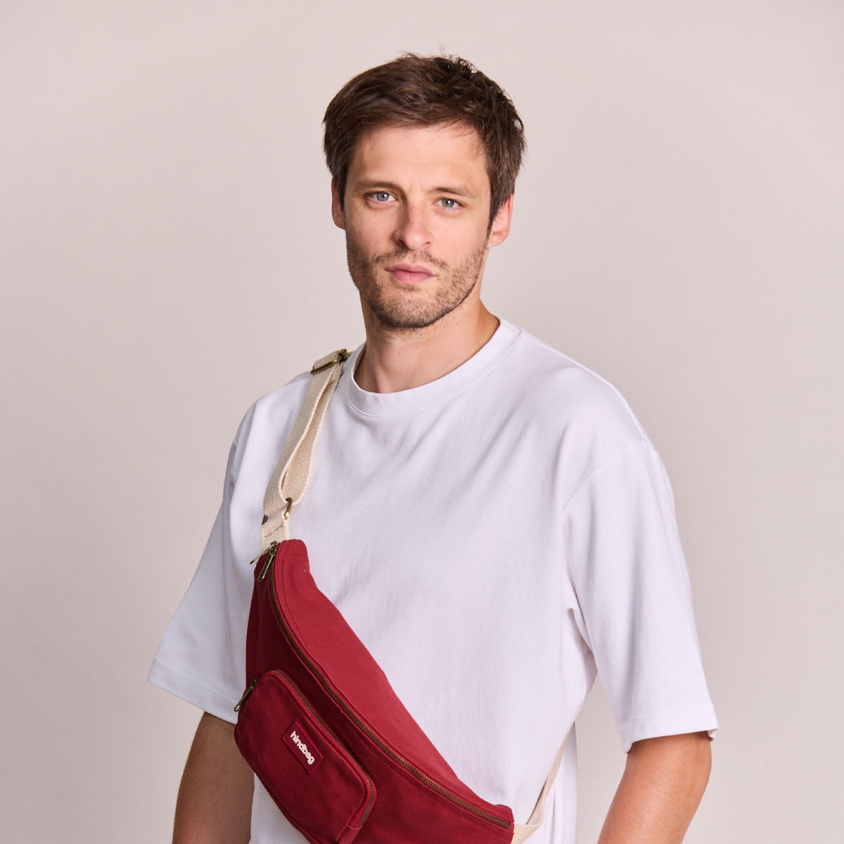 Hindbag Sofia Sac banane XL en coton bio, 2 poches zippées — Hindbag — Bordeaux — porté | Appart 17 Bruxelles
