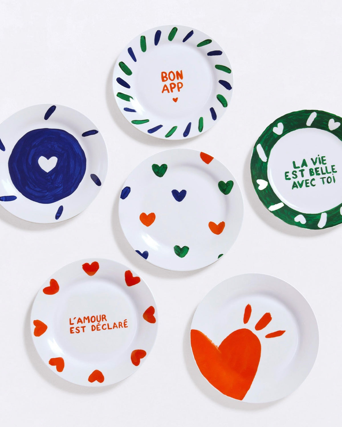 Émoi Émoi L'assiette Cœurs all-over en porcelaine — Émoi Émoi — Multicolore — la collection de 6 assiettes 3 | Appart 17 Bruxelles
