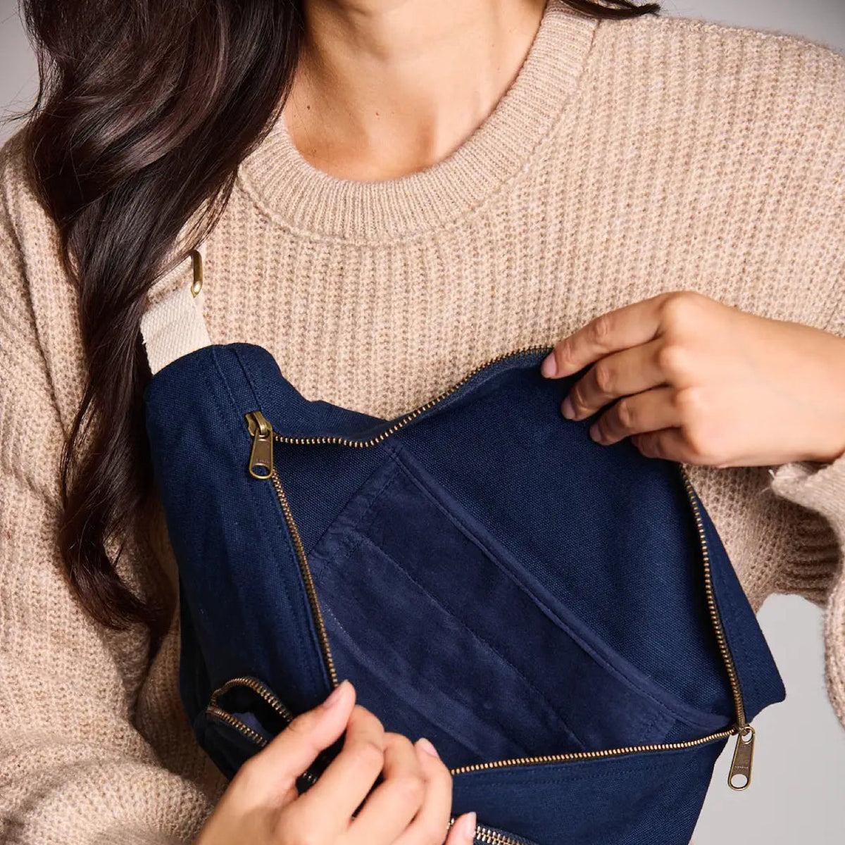 Hindbag Sofia Sac banane XL en coton bio, 2 poches zippées — Hindbag — Navy — porté, détail | Appart 17 Bruxelles