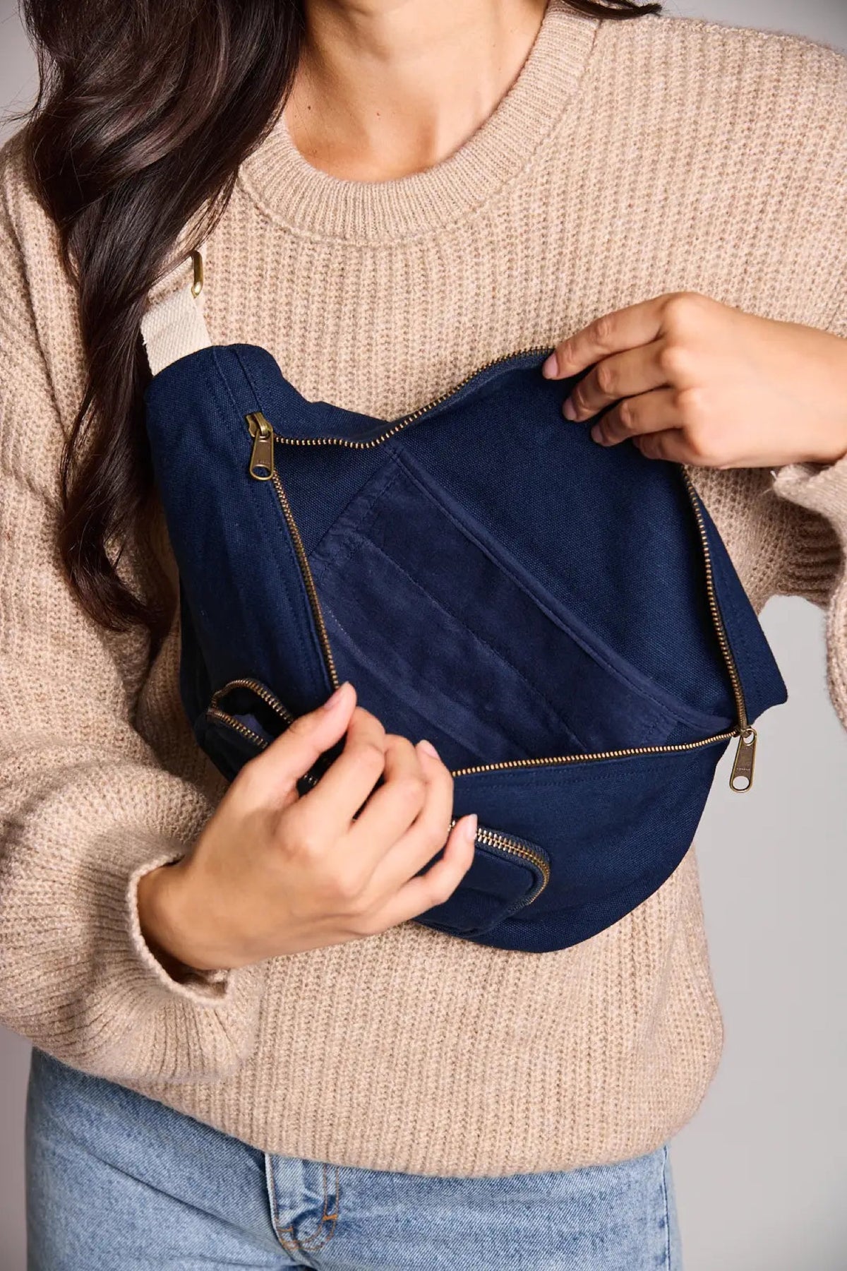 Hindbag Sofia Sac banane XL en coton bio, 2 poches zippées — Hindbag — Navy — porté, détail | Appart 17 Bruxelles