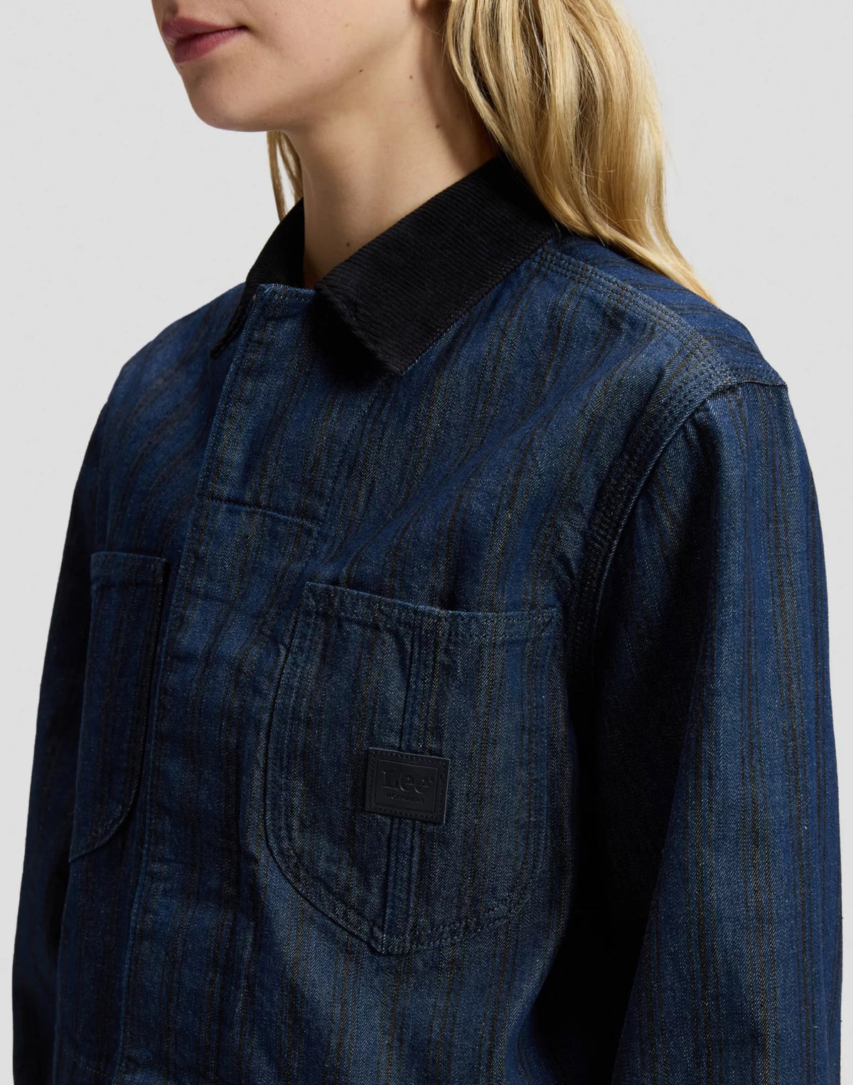 CROPPED CHORE Veste courte en denim à manches ballon — Lee — Hickory Rinse — détail du col et de la poche 5 | Appart 17 Bruxelles