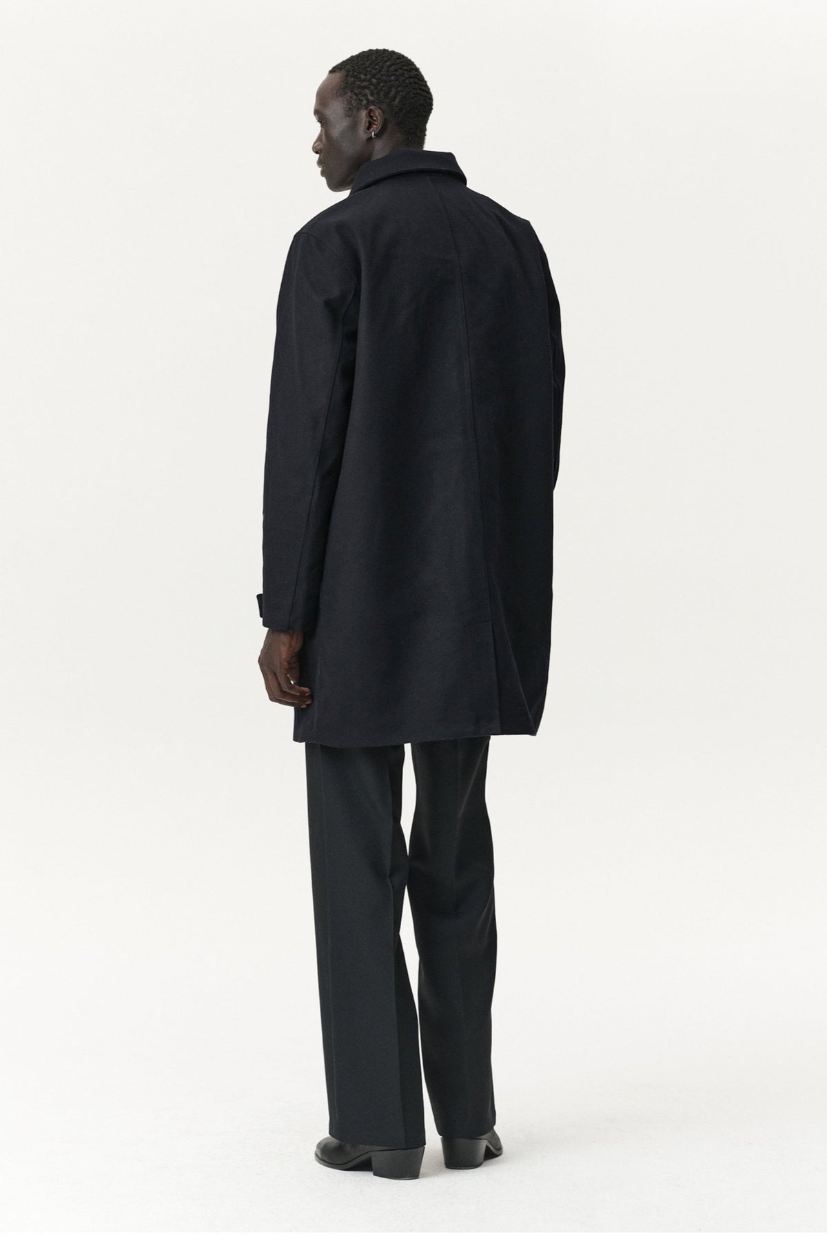 Welter Shelter LONG DONG Manteau imperméable en techwool isolé — Welter Shelter — Navy — porté de trois-quarts dos 3 | Appart 17 Bruxelles
