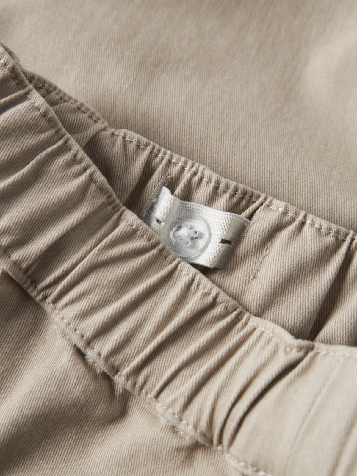 NMMRADOLFI Pantalon en sergé de coton bio garçon — name it — Island Fossil — détail de la taille élastiquée 5 | Appart 17 Bruxelles