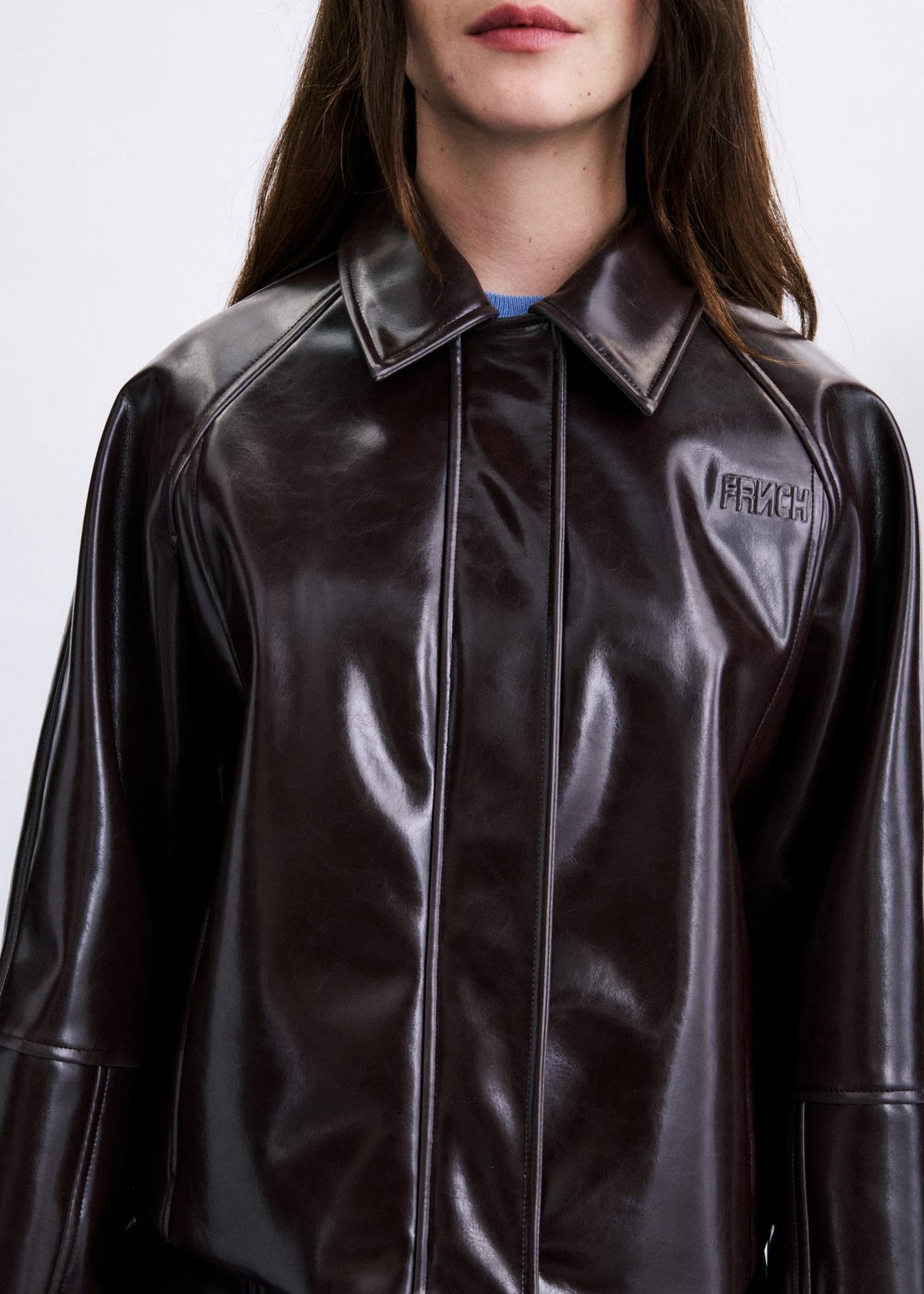 PLAKA Blouson court en simili cuir, col chemise — FRNCH — Chocolat — porté, buste 3 | Appart 17 Bruxelles
