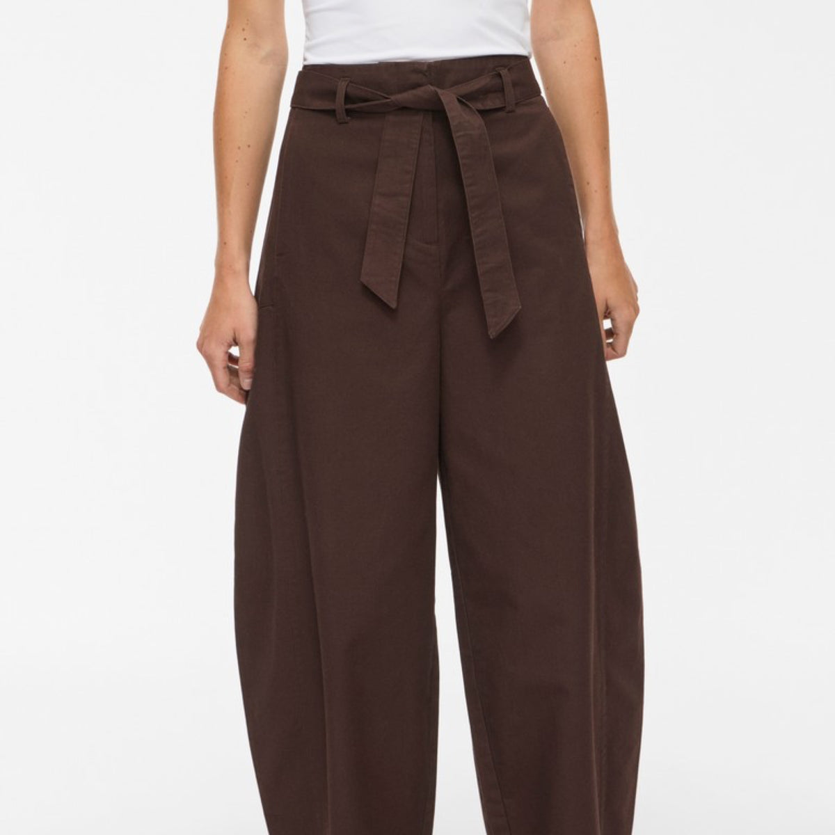VIJEMMA Pantalon barrel taille haute en coton — VILA — Coffee Bean — porté | Appart 17 Bruxelles
