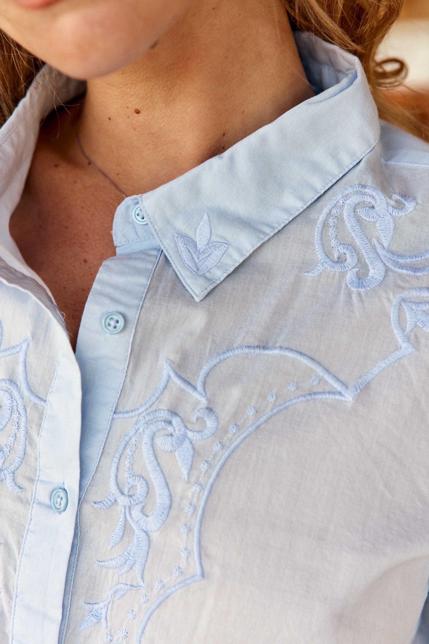 Chemisier brodé Chawie en voile de coton — Bleu ciel — vue 5