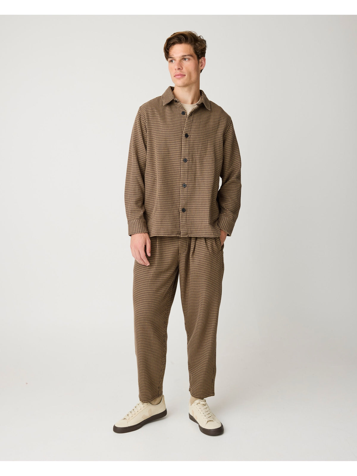 Surchemise Loose pied-de-poule en coton bio — KnowledgeCotton Apparel — Carreaux brun foncé — porté | Appart 17 Bruxelles