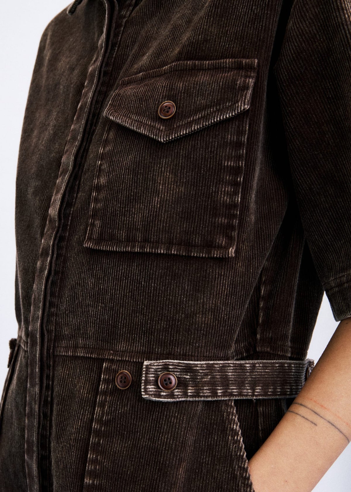 MARGATE Combinaison pantalon en velours côtelé délavé, manches courtes — FRNCH — Ocre — détail de la poche et du serrage 6 | Appart 17 Bruxelles