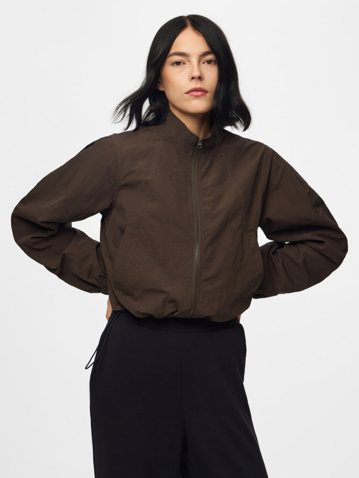 PCJABINA Blouson court zippé col montant à cordons — Pieces — Delicioso — porté 4 | Appart 17 Bruxelles