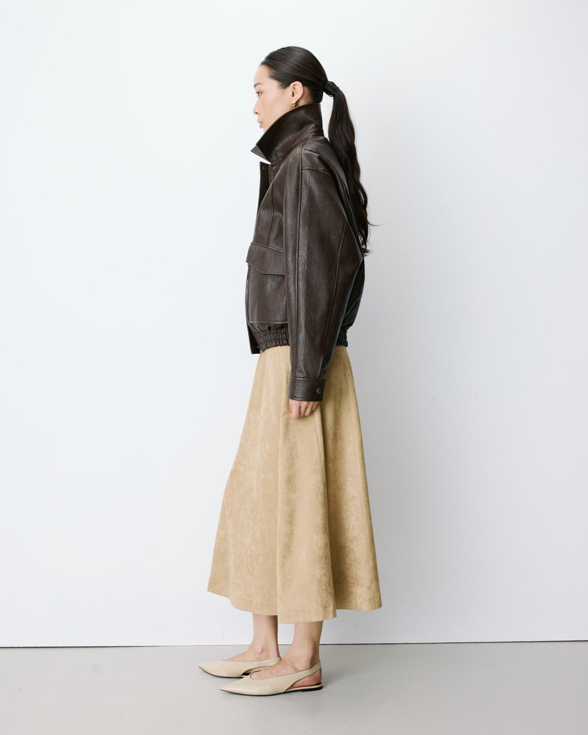 Axel Blouson oversize en simili-cuir — Grace & Mila — Chocolat — porté, de profil 3 | Appart 17 Bruxelles
